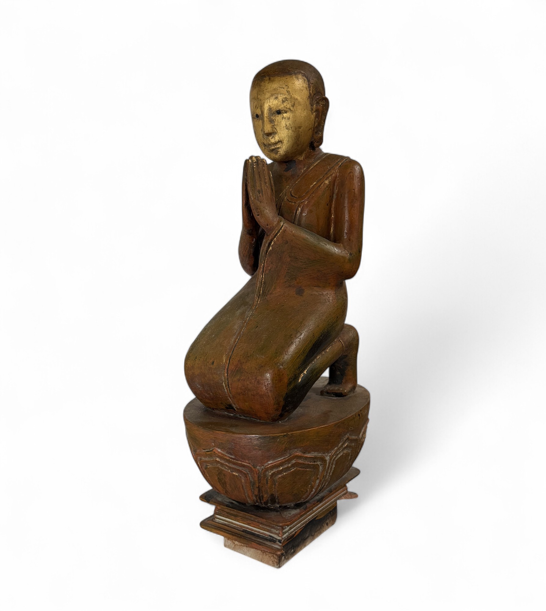 Burmesische Holzskulptur Moggallana – buddhistische Figur mit Restvergoldung Burmesische Holzskulptur Moggallana – buddhistische Figur mit Restvergoldung
