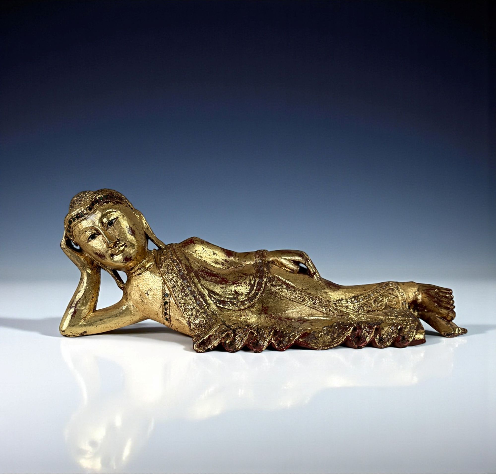 Nirvana Holz Buddha Figur aus Thailand, blattvergoldet