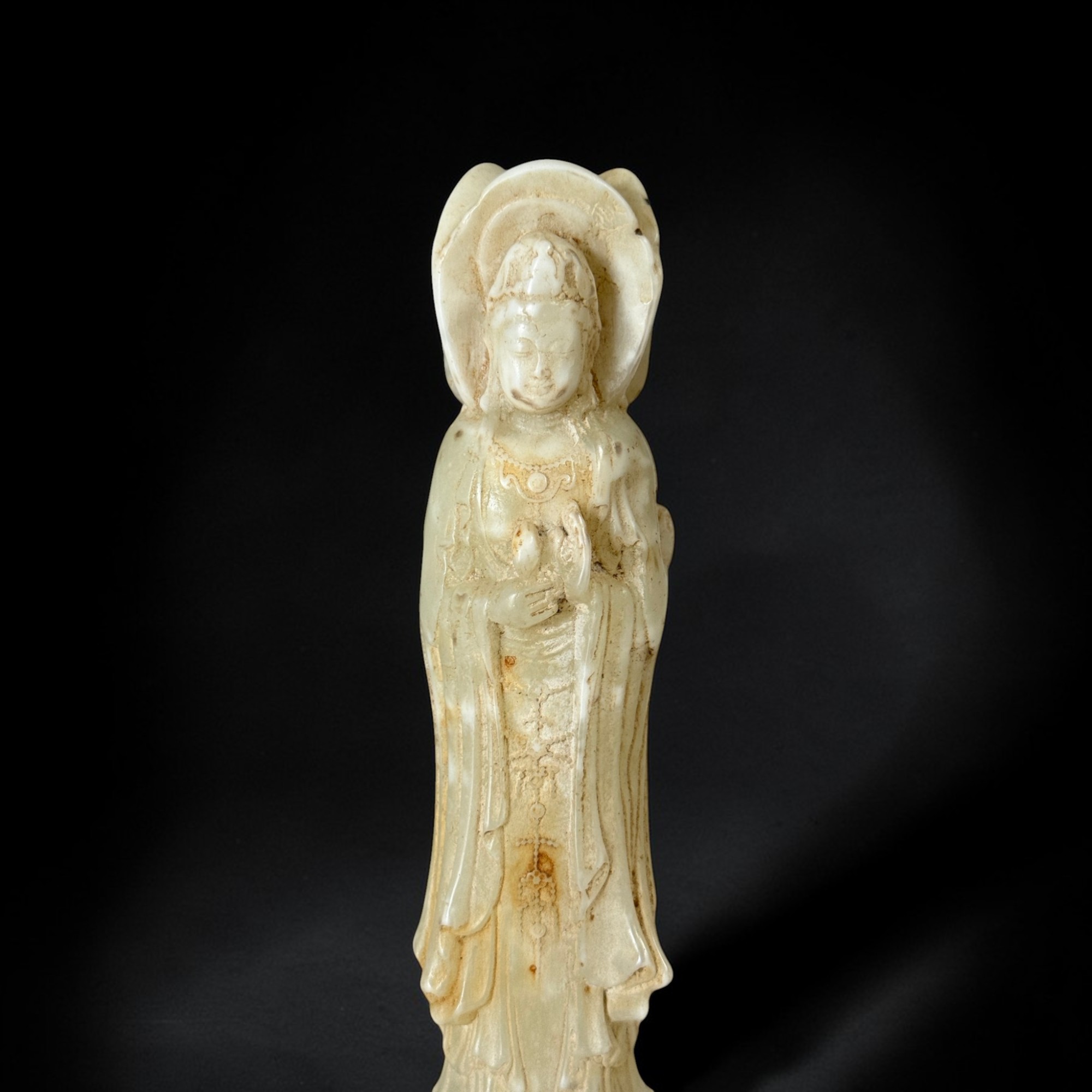 Sanmian Guanyin aus chinesischer Jade – Dreigesichtige Figur (19 cm)