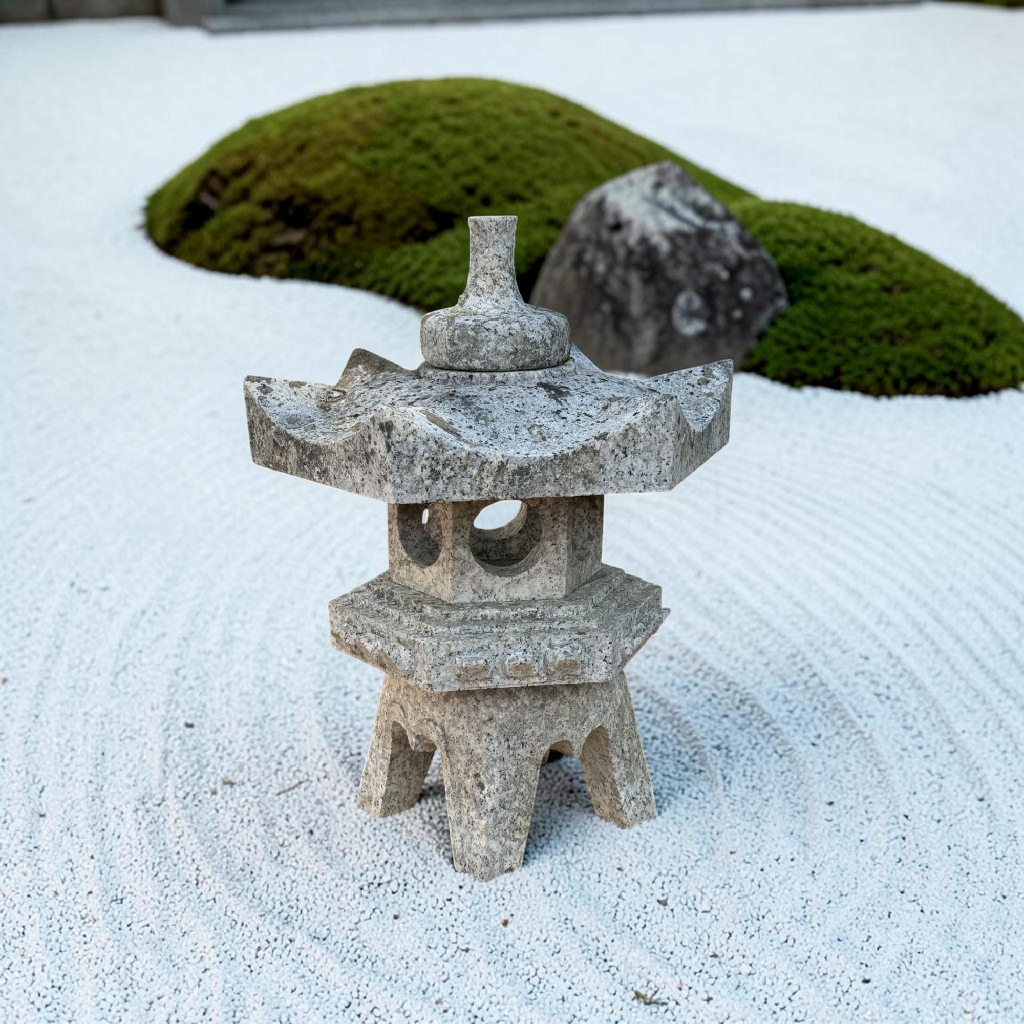 Alte japanische Steinlaterne aus Granit mit Patina - 65 cm