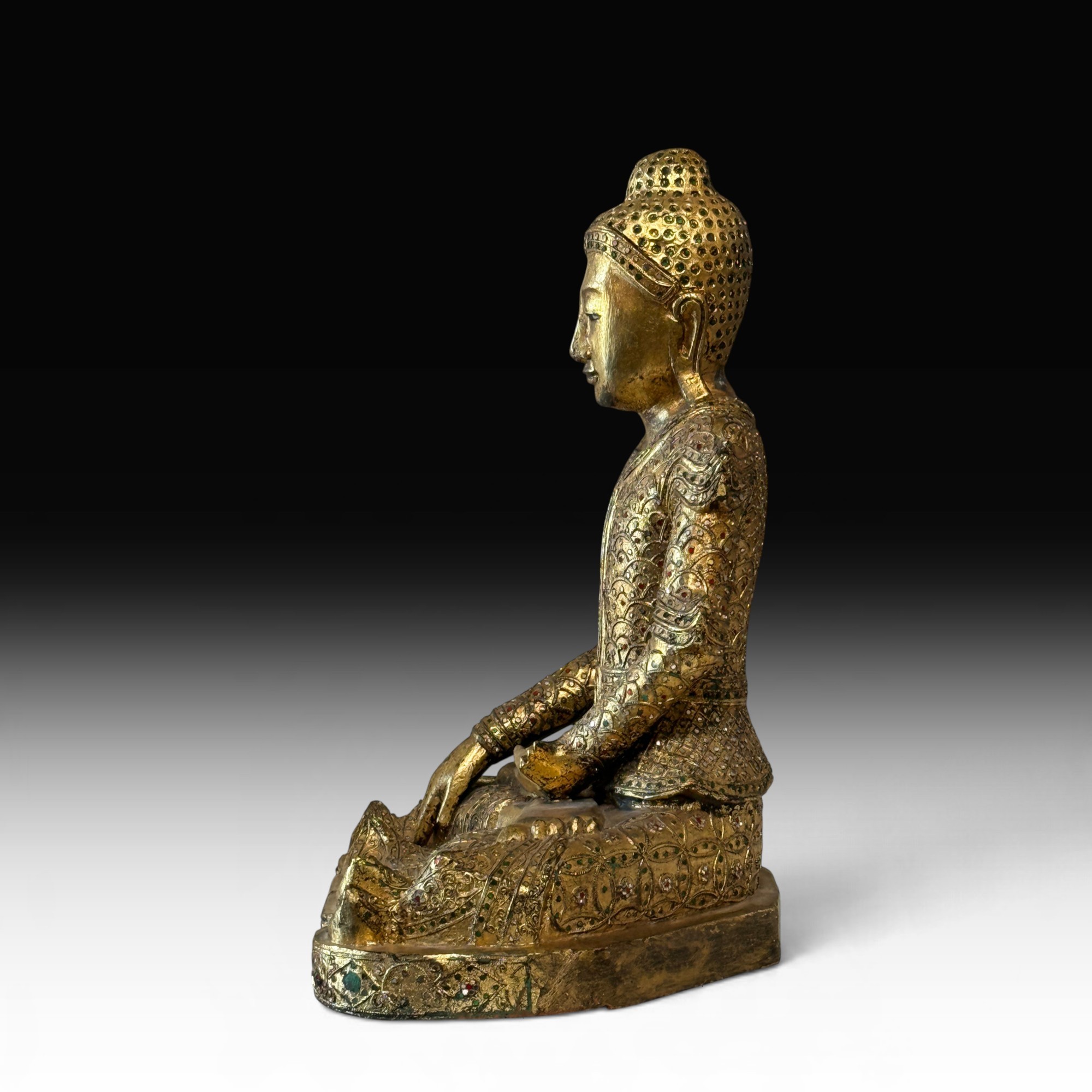 Mandalay Buddha aus Teakholz mit Blattvergoldung, Erdberührungsgeste, 56 cm