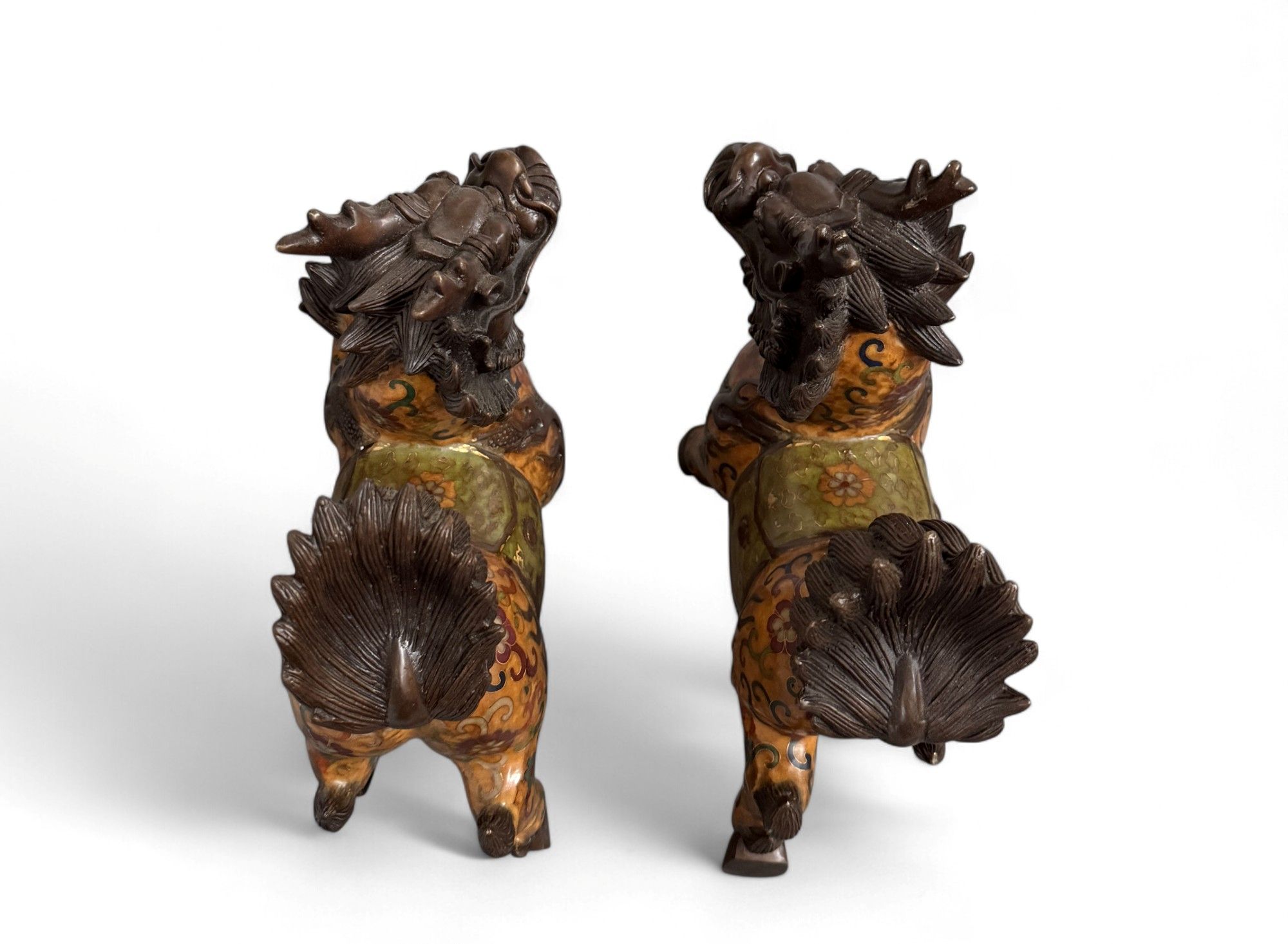Chinesische Qilin Figuren aus Bronze / Cloisonne Skulpturen