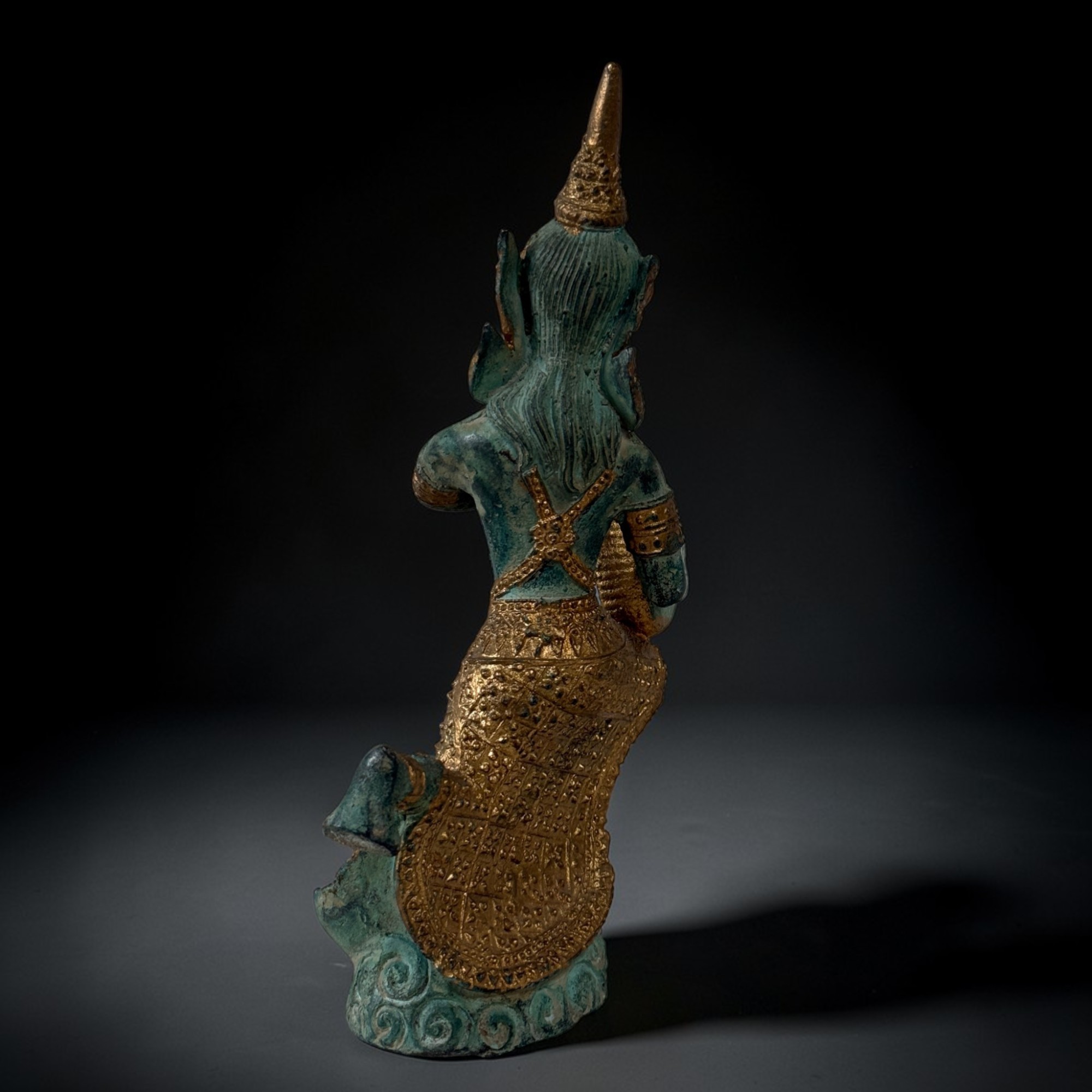 Thailändische Bronze Figur Thepphanom – Trommelnder Tempelmusiker Gold-Grün 19cm