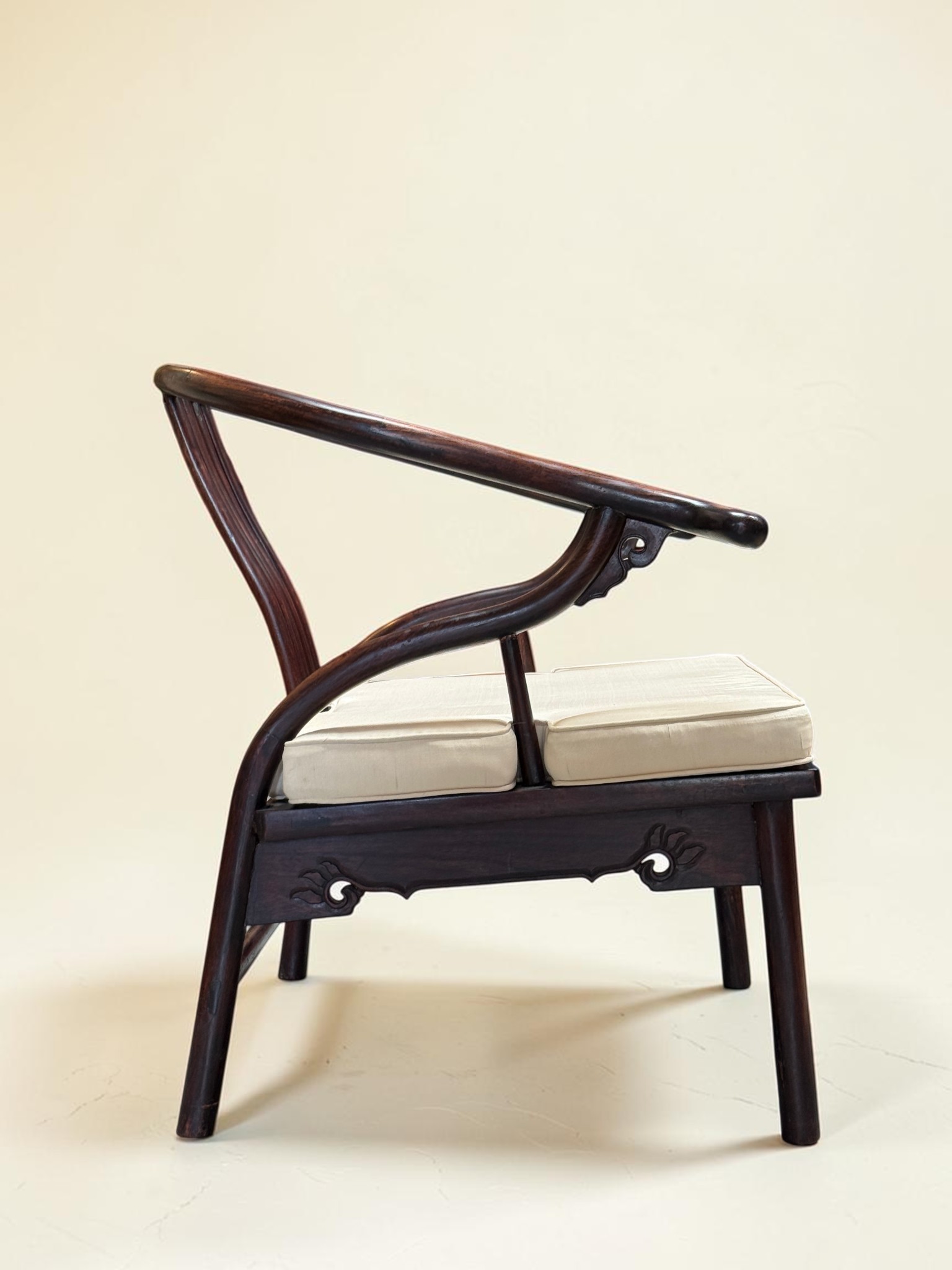 Alter chinesischer Sessel Quanyi mit Hufeisenlehne