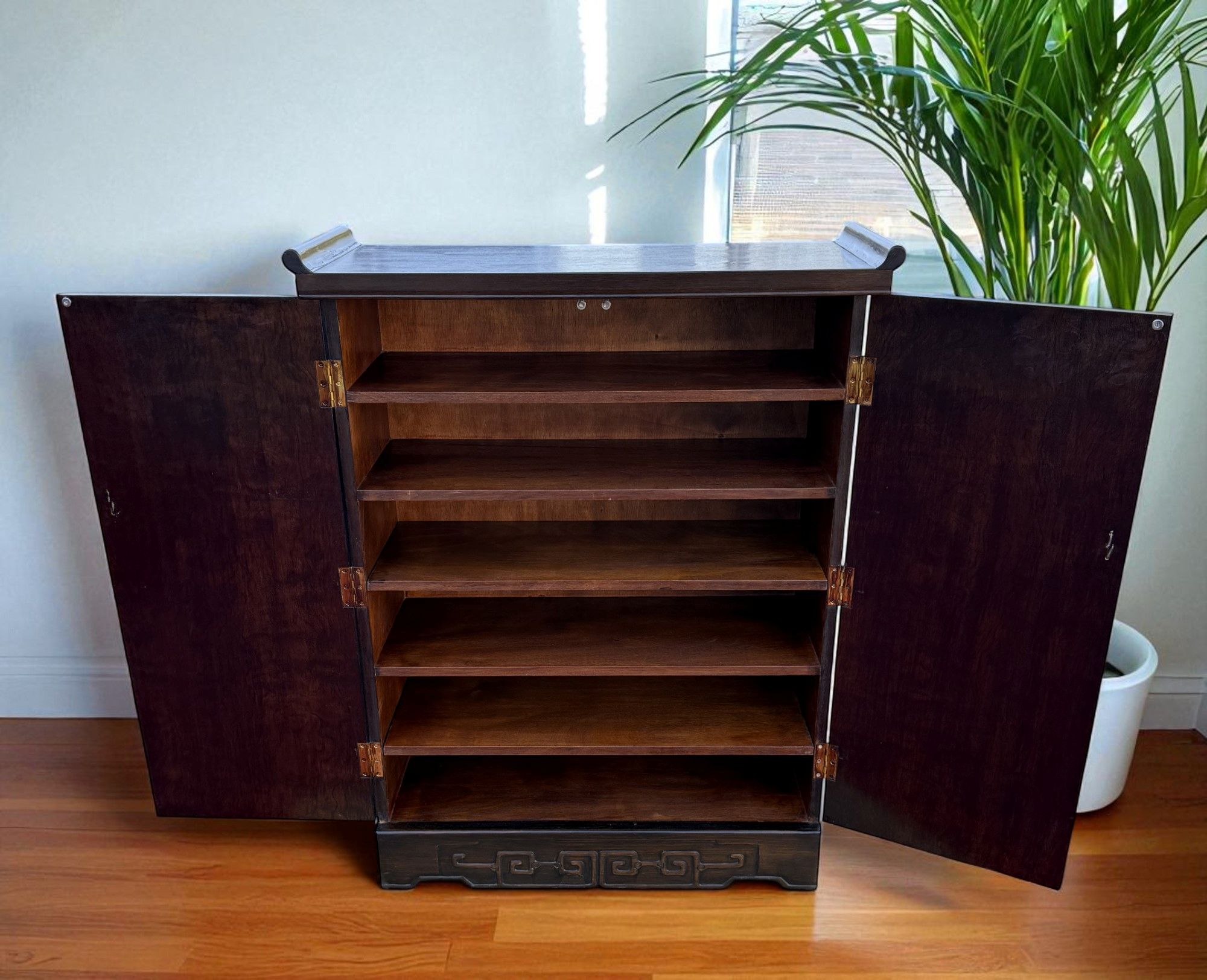 Chinesischer Schuhschrank mit Glückssymbolen – Holz, Messingbeschläge