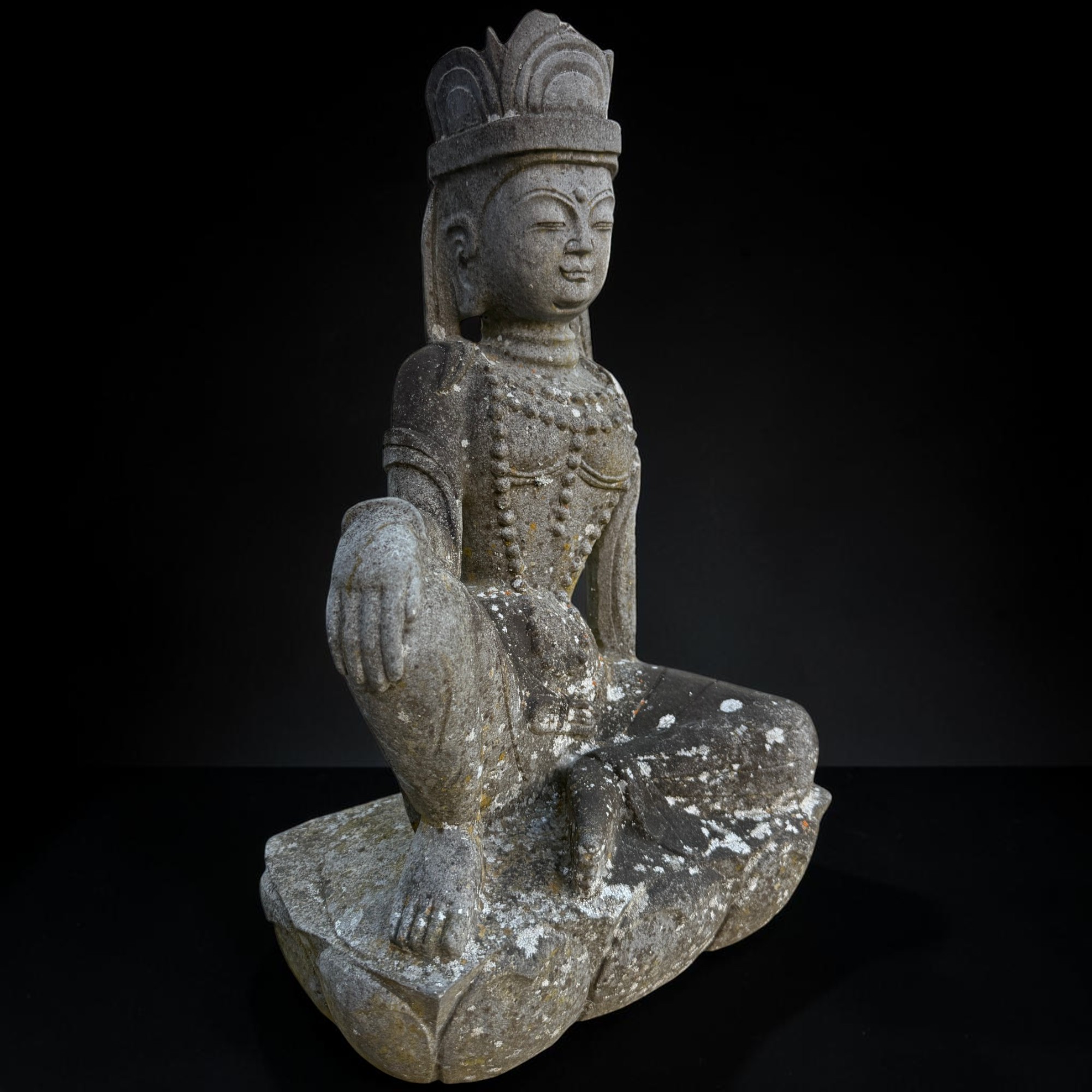 Guanyin Skulptur aus Naturstein – Alte asiatische Gartenfigur, 49 cm hoch