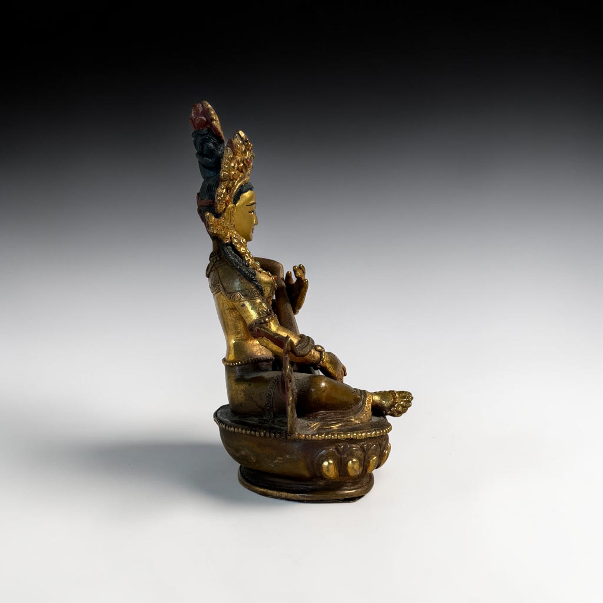 Saraswati Figur Bronze aus Nepal kaufen – Teilvergoldet mit Türkis, 15cm (80er Jahre)