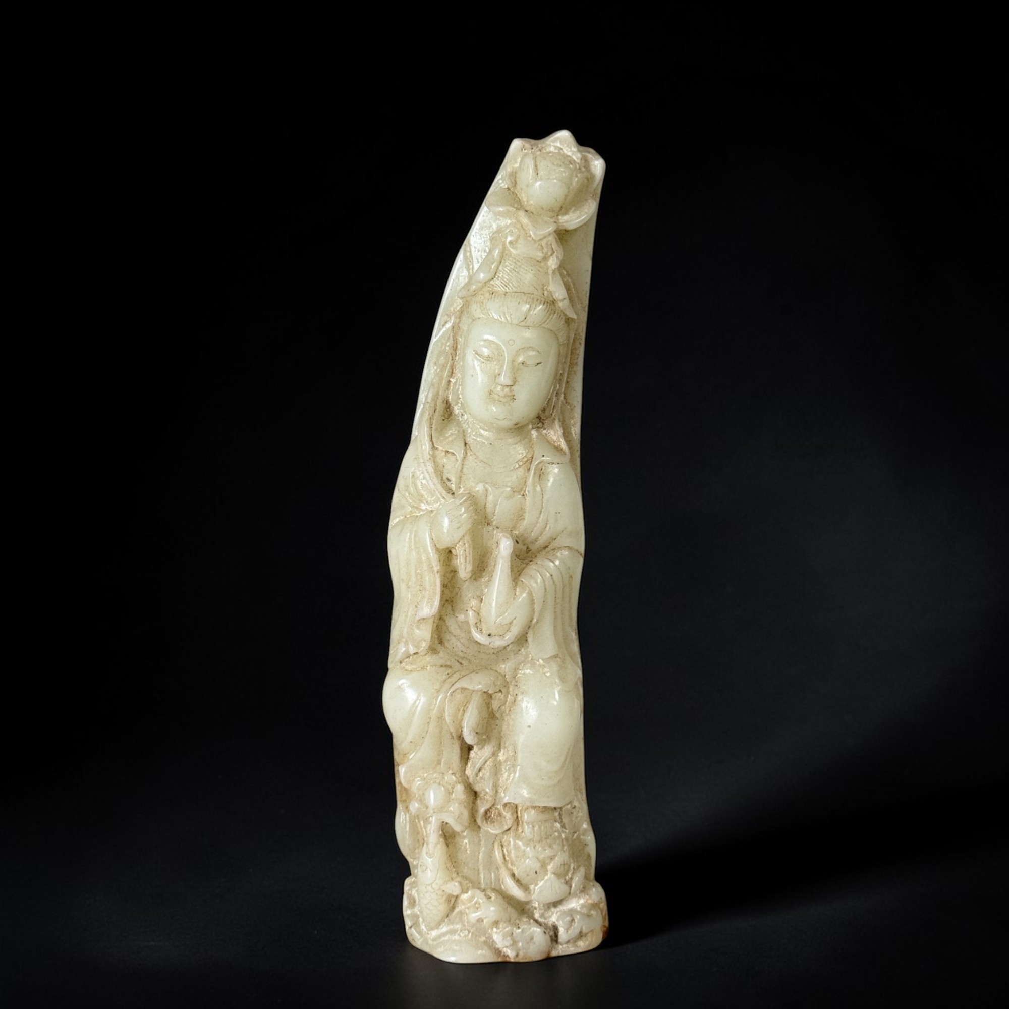 Guanyin Bodhisattva aus chinesischer Jade – Berg-Relief (18 cm)