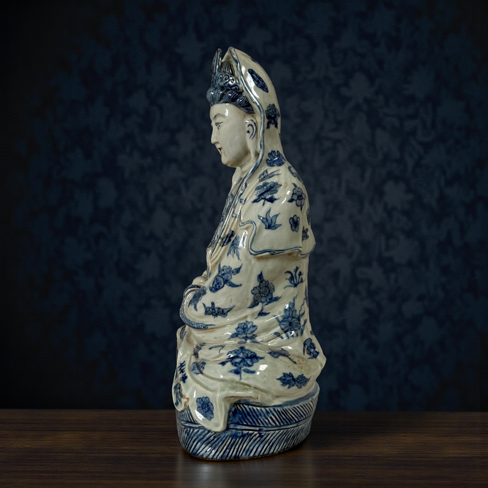 Chinesische Porzellan Guanyin Skulptur aus Sammlernachlass
