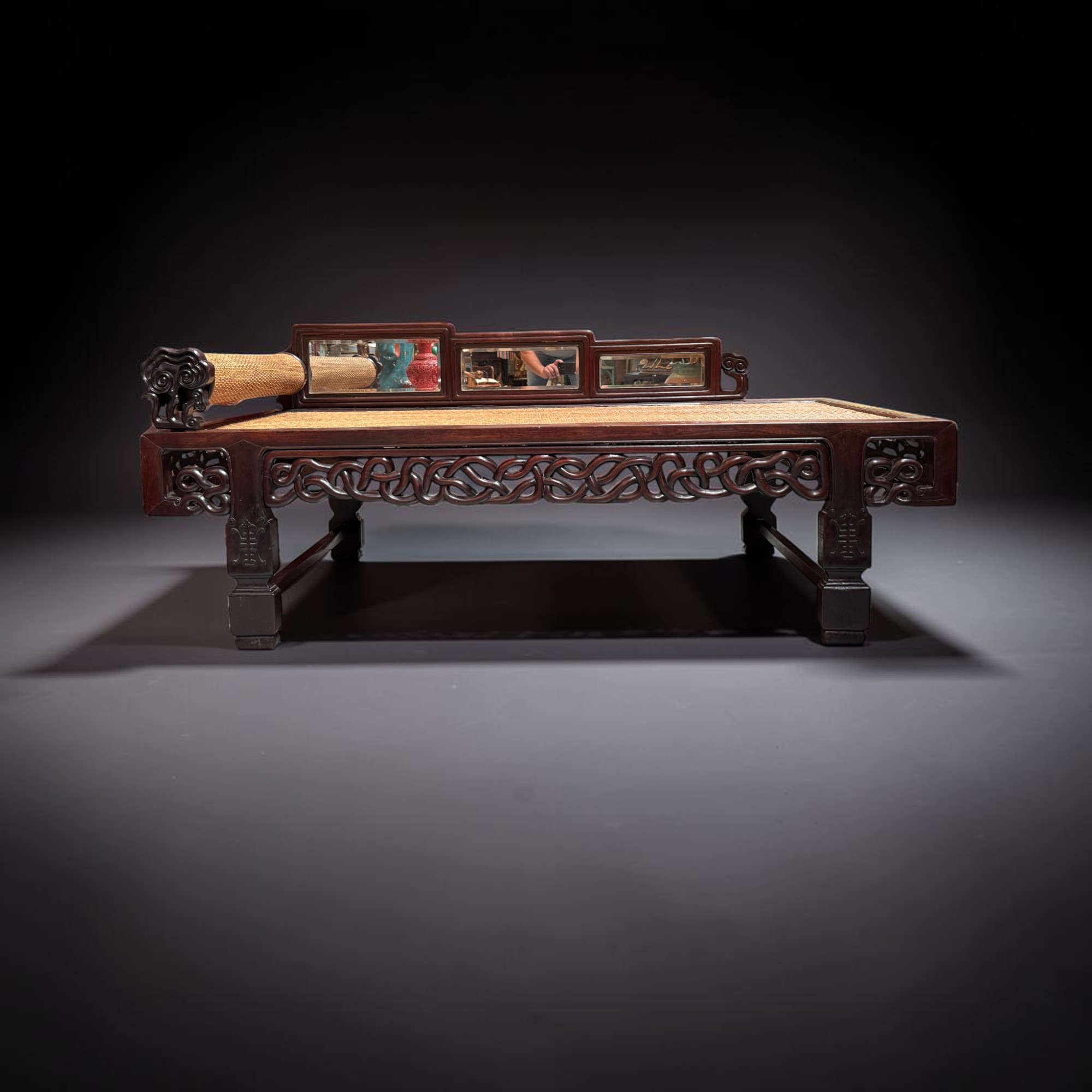 Altes chinesisches Tagesbett Daybed aus Hartholz mit Rattangeflecht