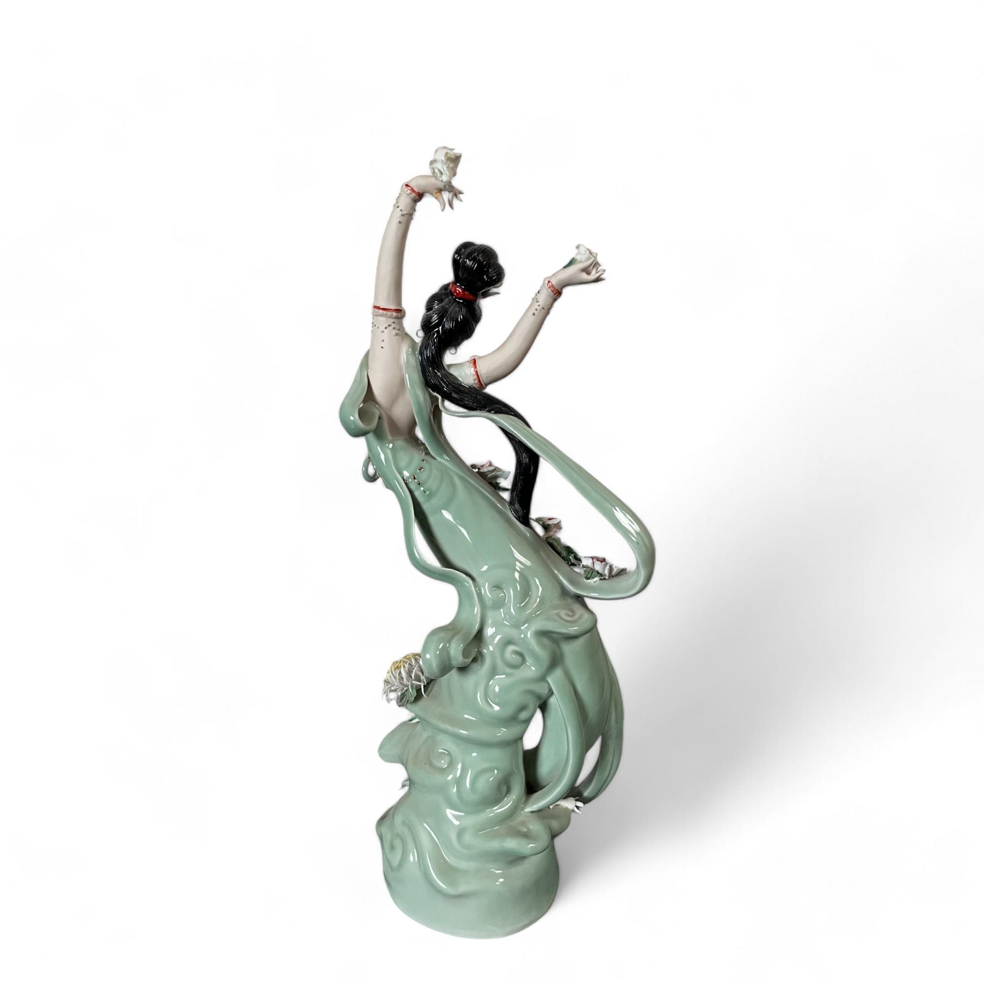 Buddha Figur Kwan-Yin aus Porzellan 47 cm groß