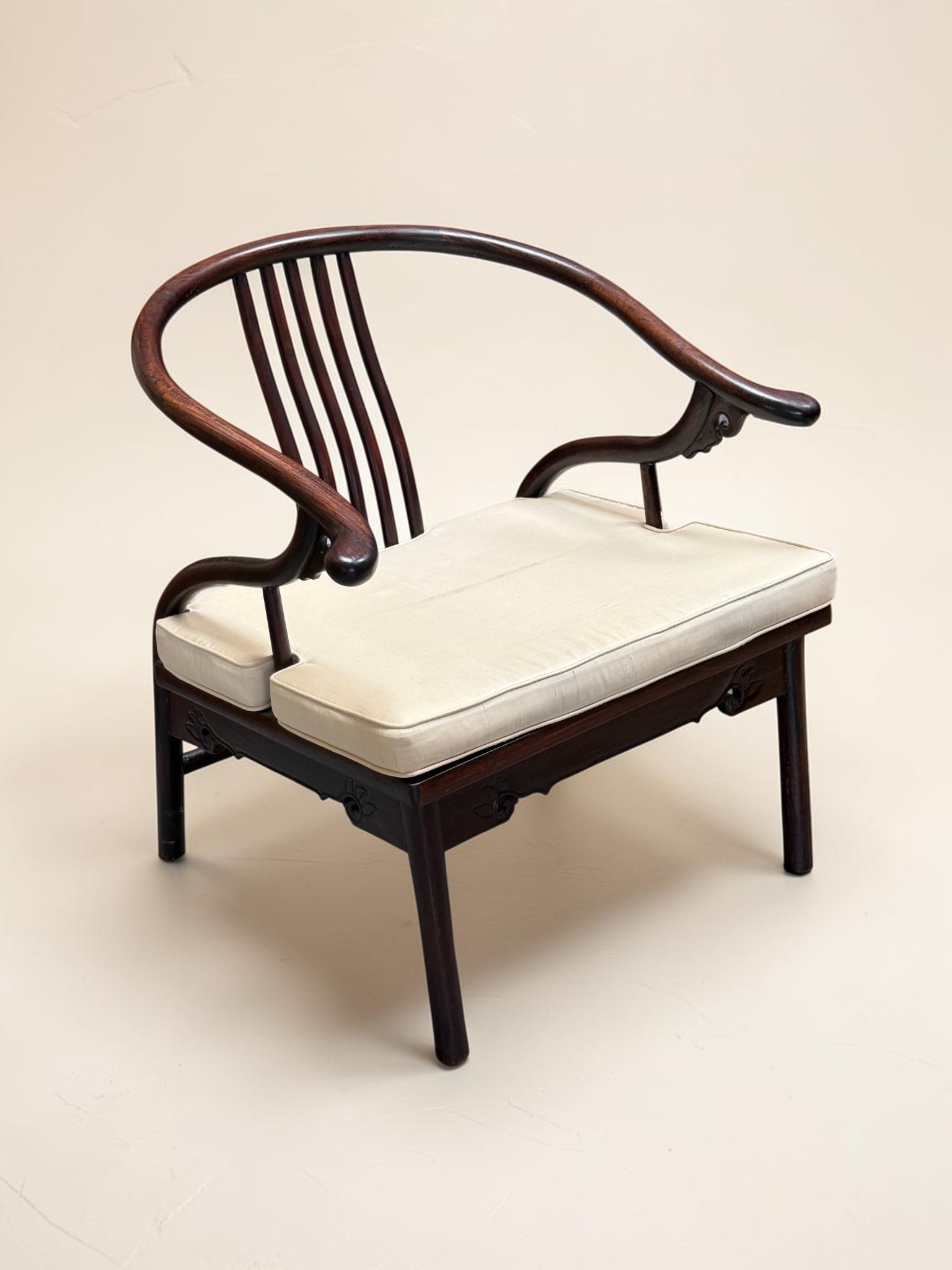 Alter chinesischer Sessel Quanyi mit Hufeisenlehne