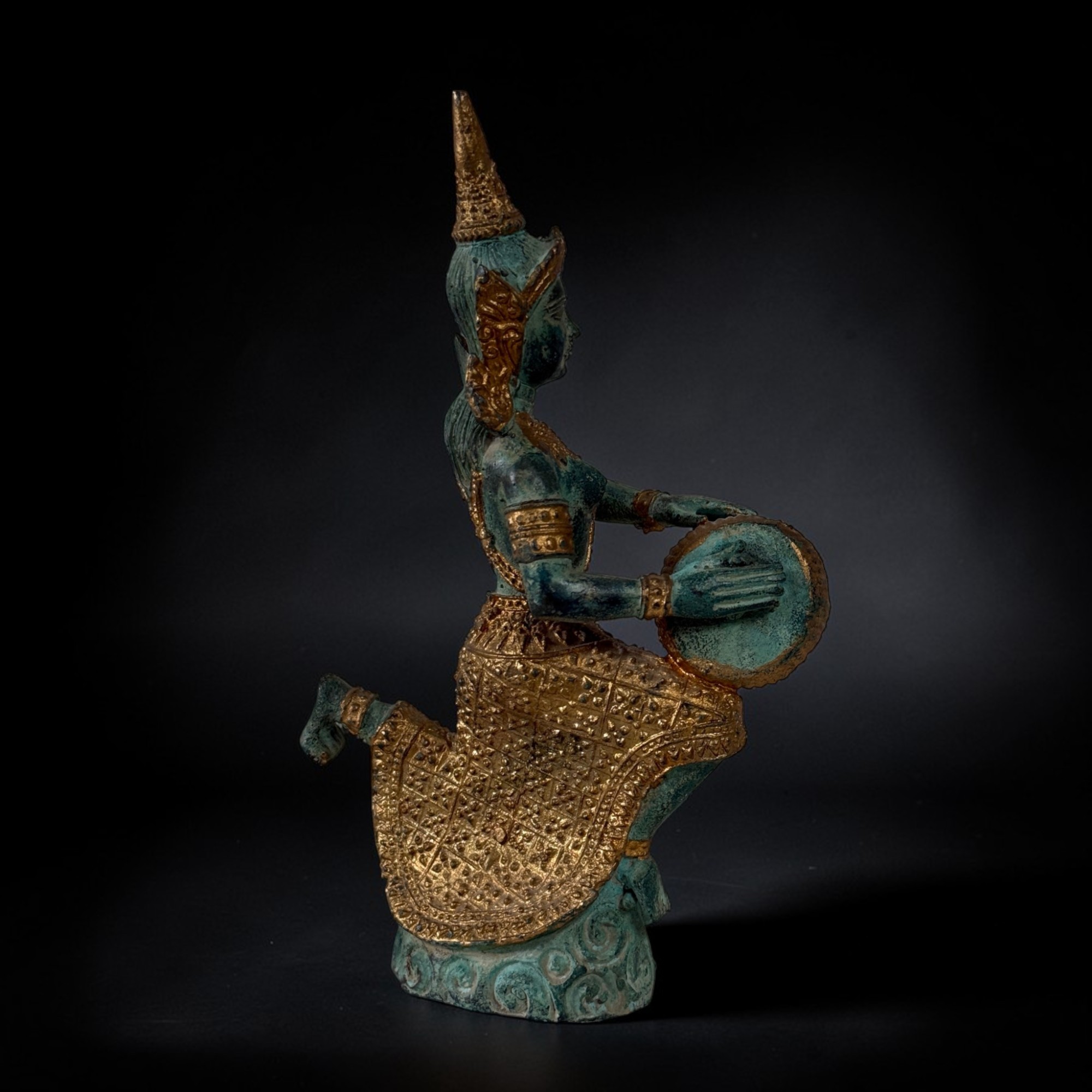 Thailändische Bronze Figur Thepphanom – Trommelnder Tempelmusiker Gold-Grün 19cm
