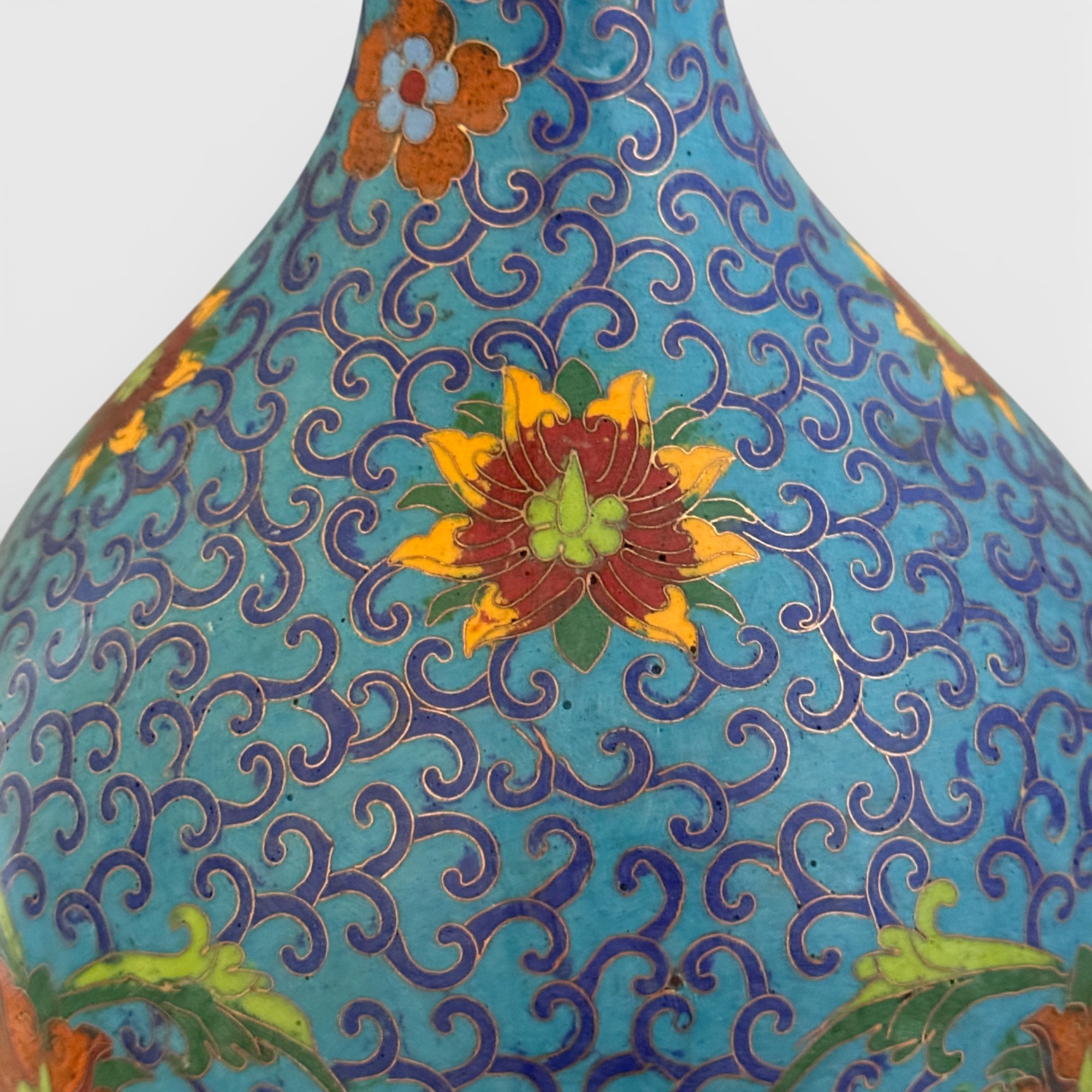 Chinesische Vase aus Bronze - Cloisonne mit Lotusblumen