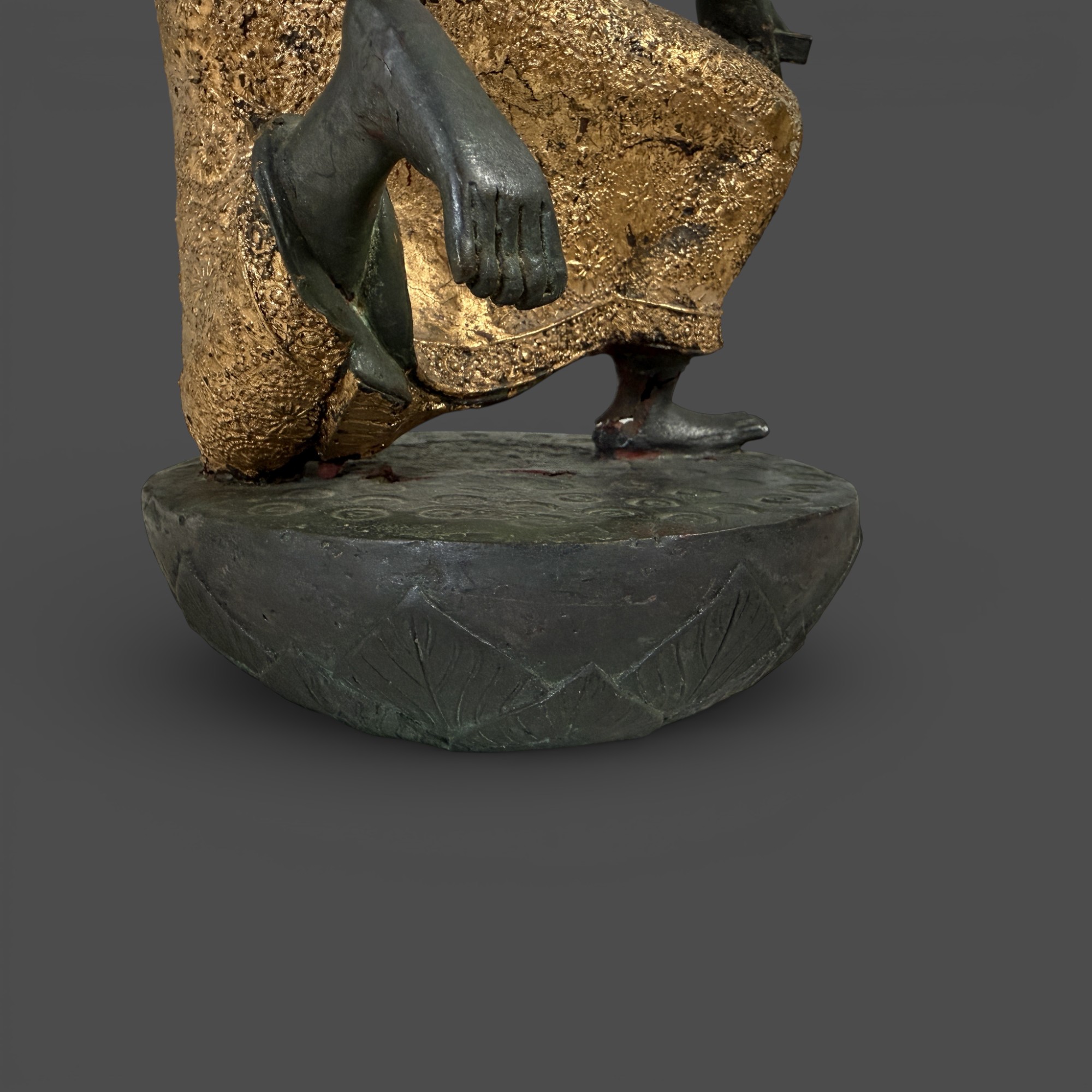 Thailand Tempeldiener Skulptur aus Bronze mit Lotusblume