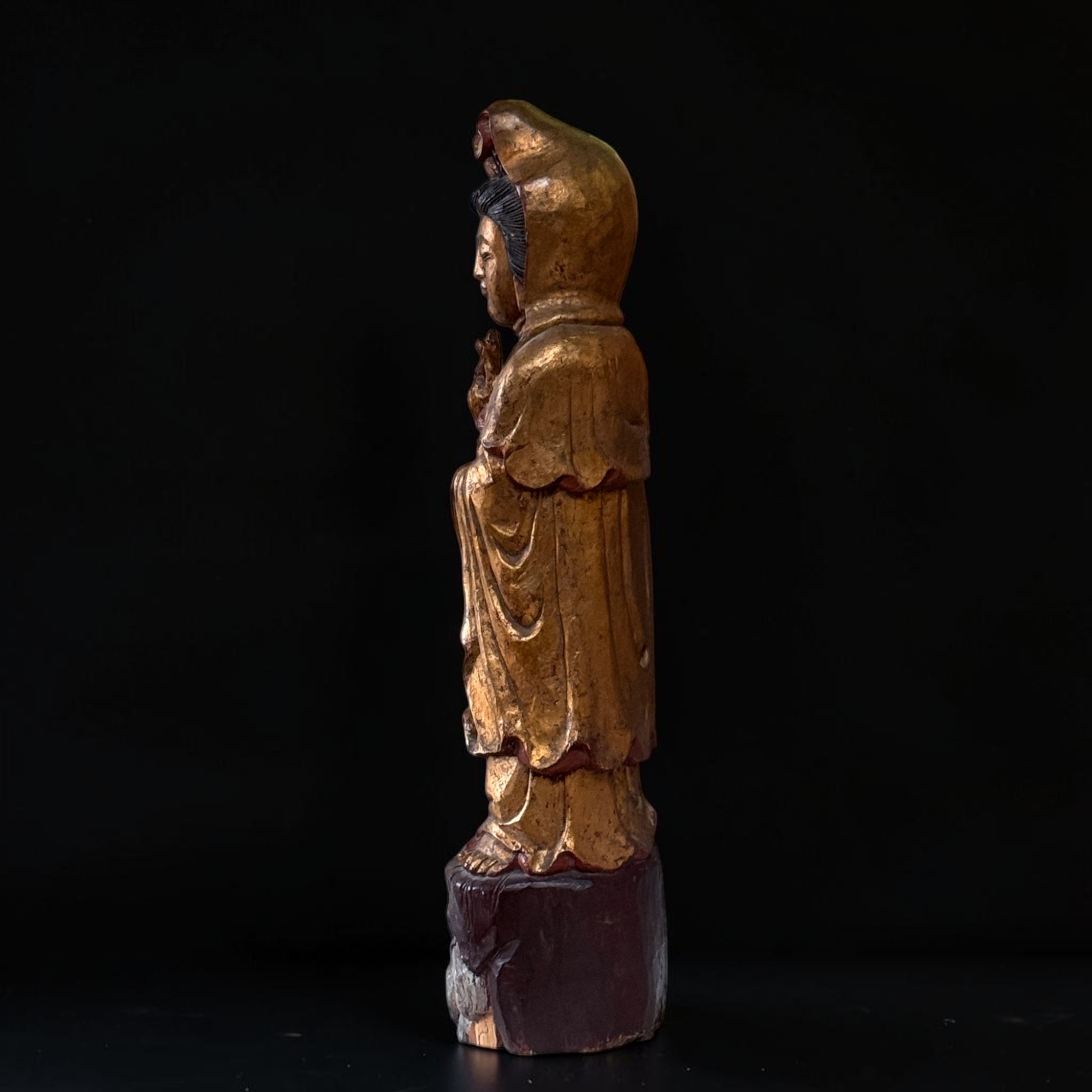 Guanyin Bodhisattva Holzskulptur, China wohl 19. Jh., polychrom vergoldet, 98 cm