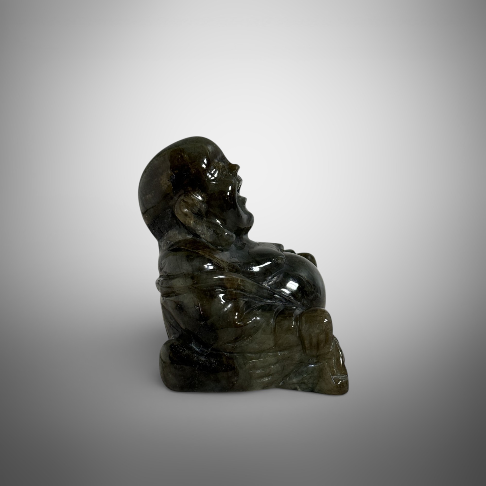Happy Budai aus Labradorit – Glücksbuddha Edelstein Skulptur