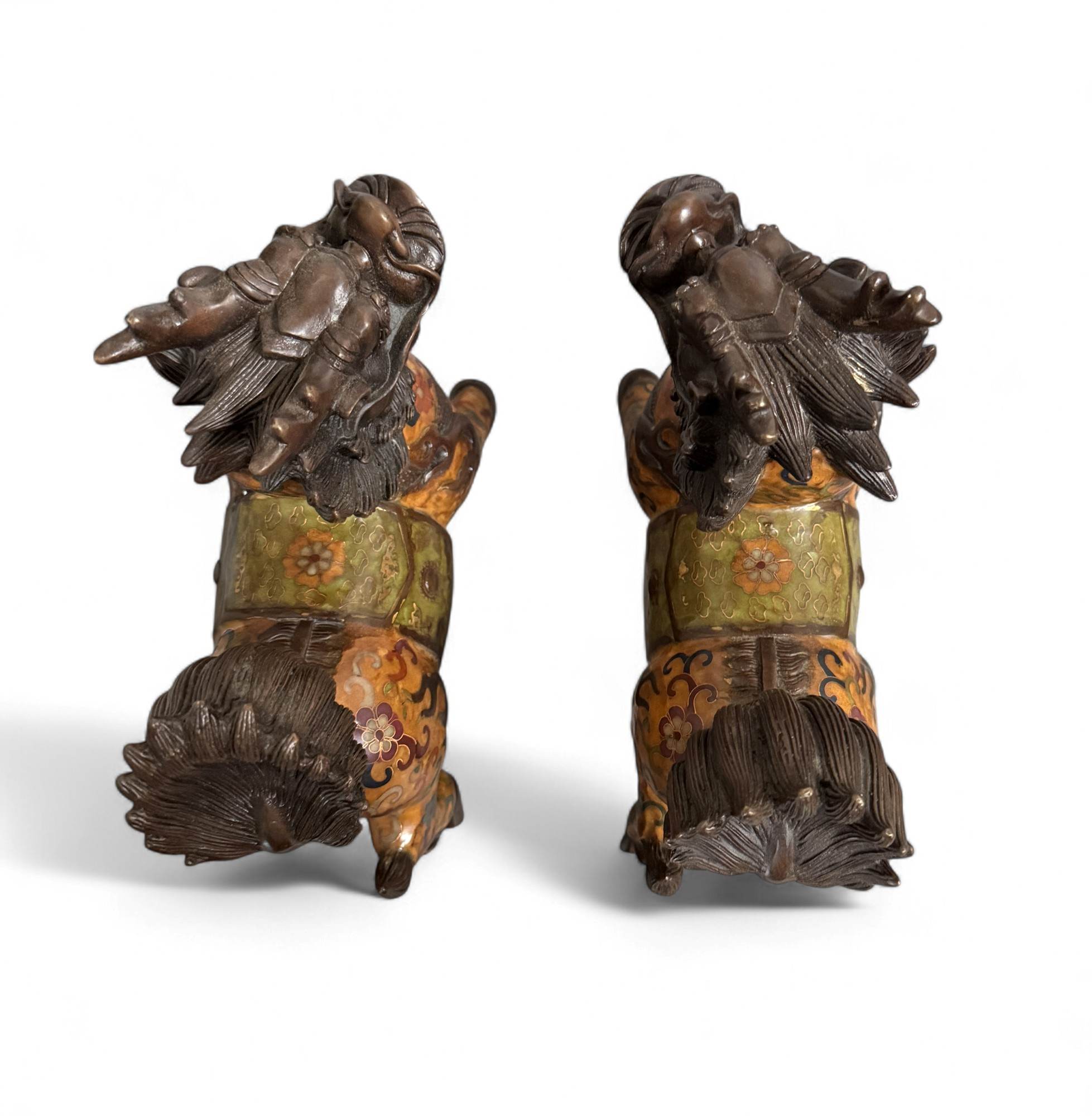 Chinesische Qilin Figuren aus Bronze / Cloisonne Skulpturen