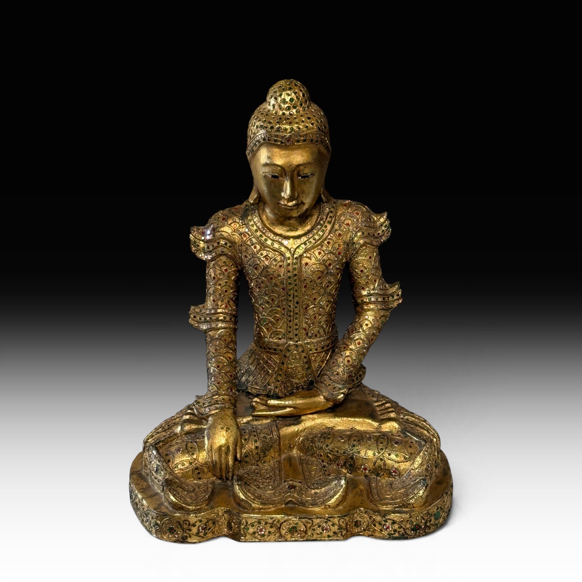 Mandalay Buddha aus Teakholz mit Blattvergoldung, Erdberührungsgeste, 56 cm