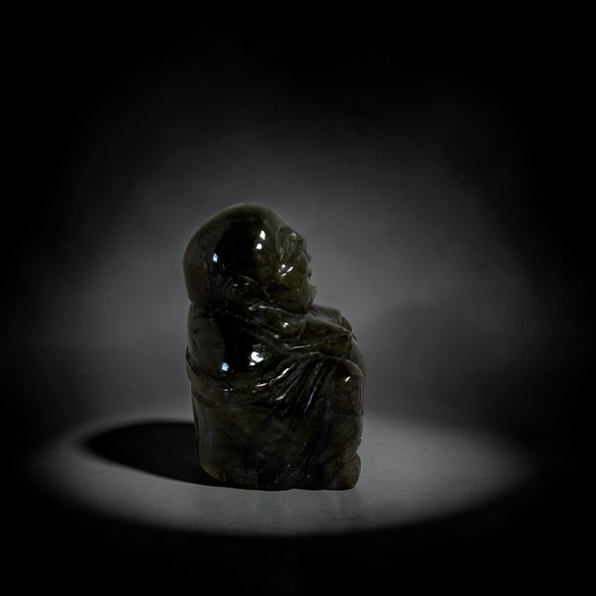Happy Budai aus Labradorit – Glücksbuddha Edelstein Skulptur