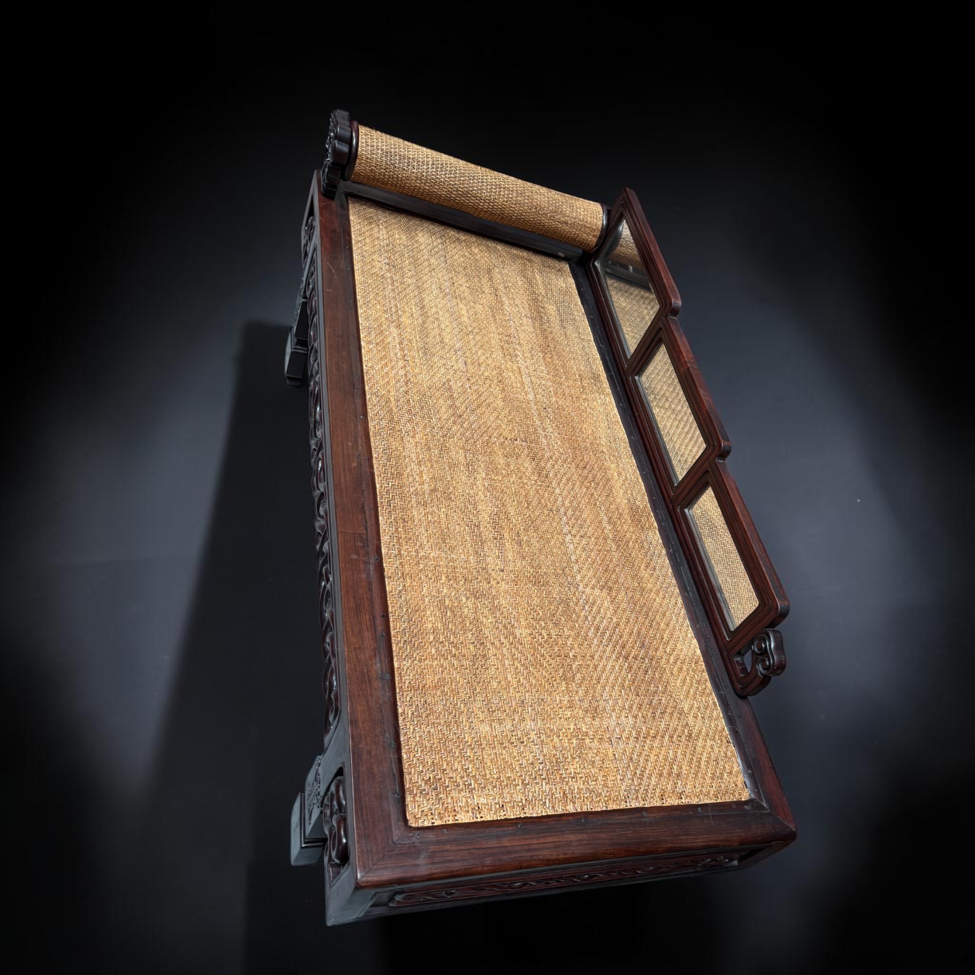 Altes chinesisches Tagesbett Daybed aus Hartholz mit Rattangeflecht