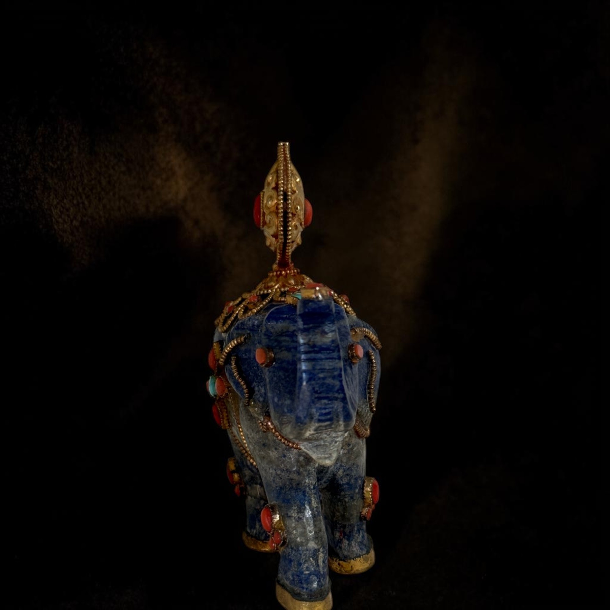 Lapislazuli Elefant „Glücksbringer“ mit flammendem Juwel – Feuervergoldet – Nepal