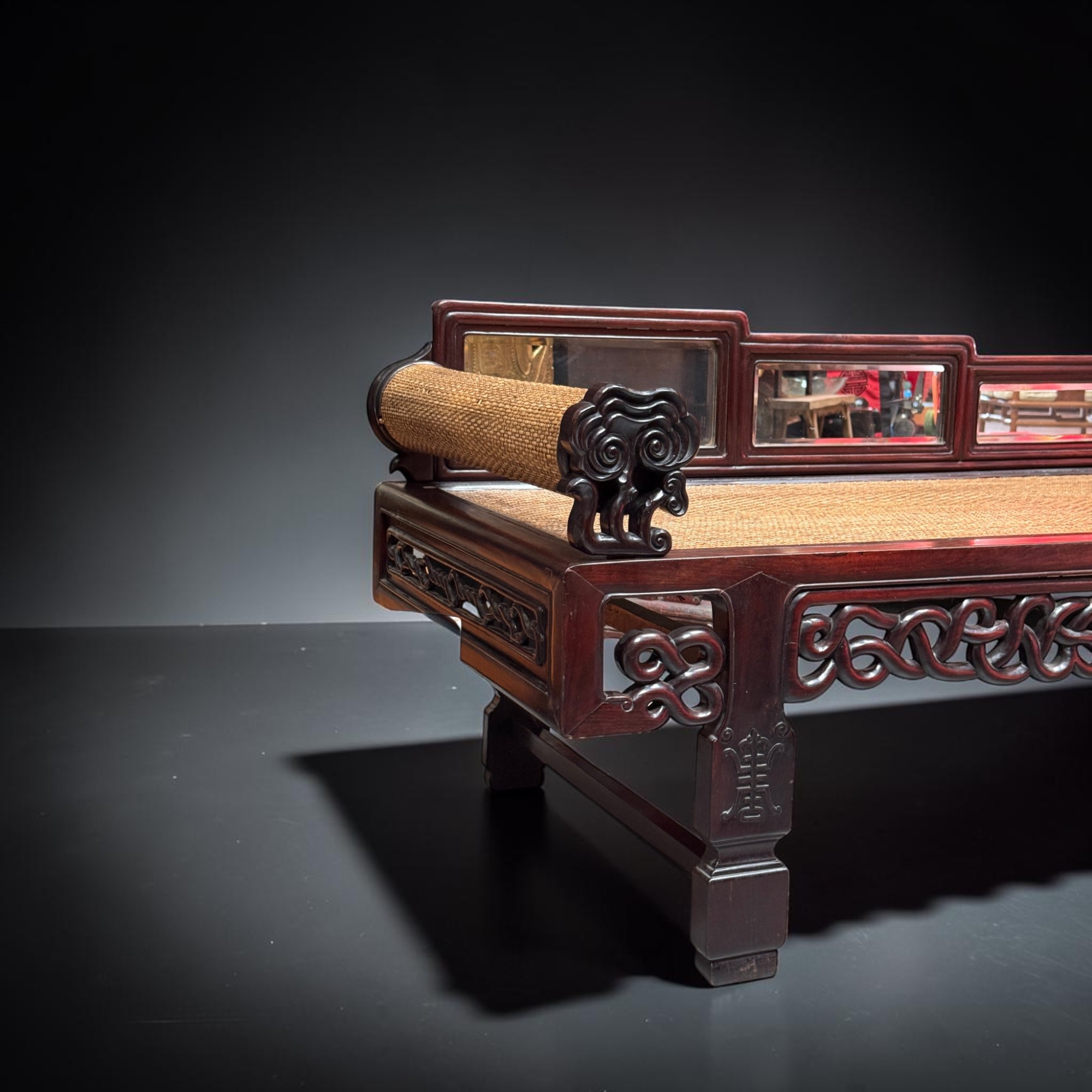 Altes chinesisches Tagesbett Daybed aus Hartholz mit Rattangeflecht