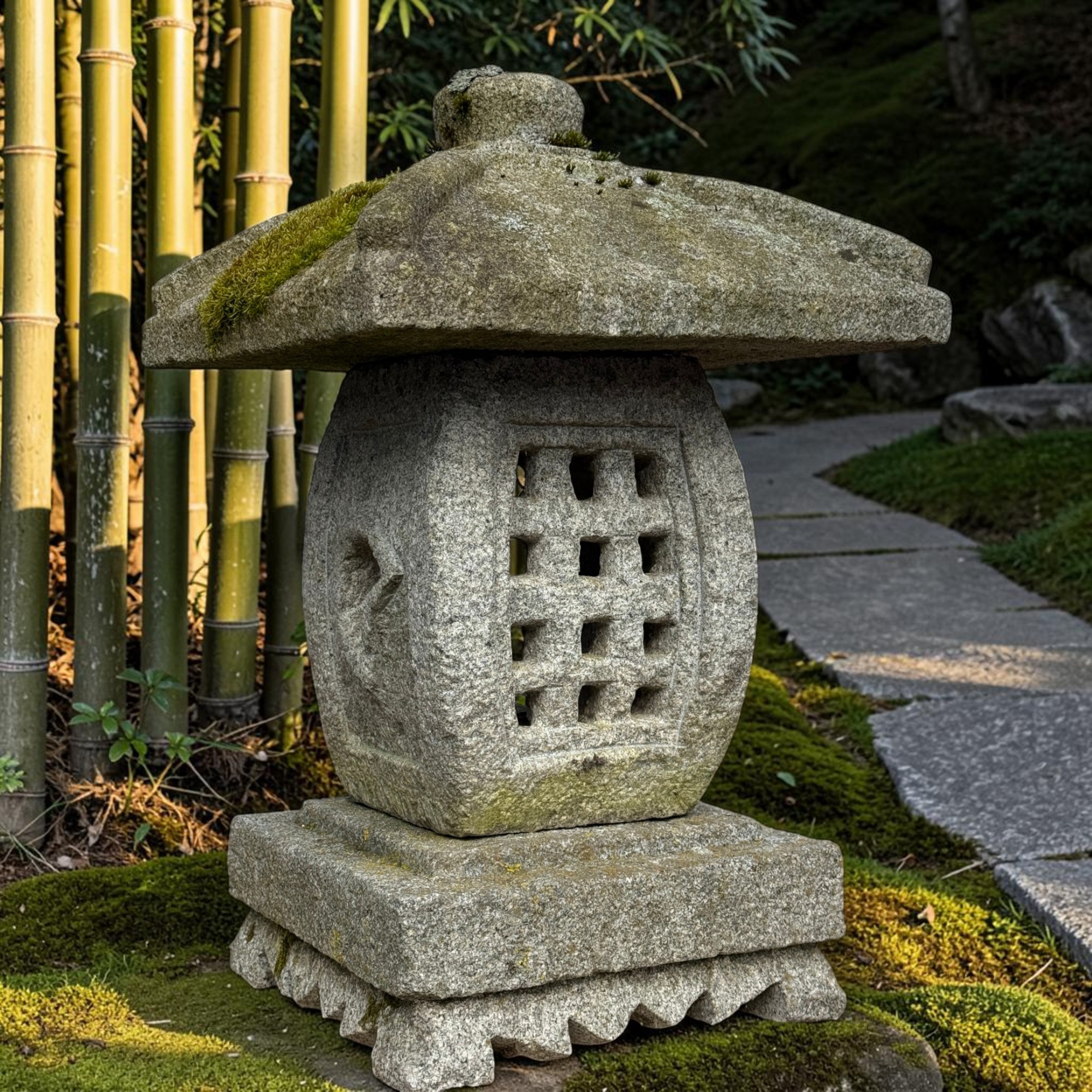 Alte Japanische Steinlaterne Granit 62cm - Ikekomi-Stil - Bemoost & Frostfest