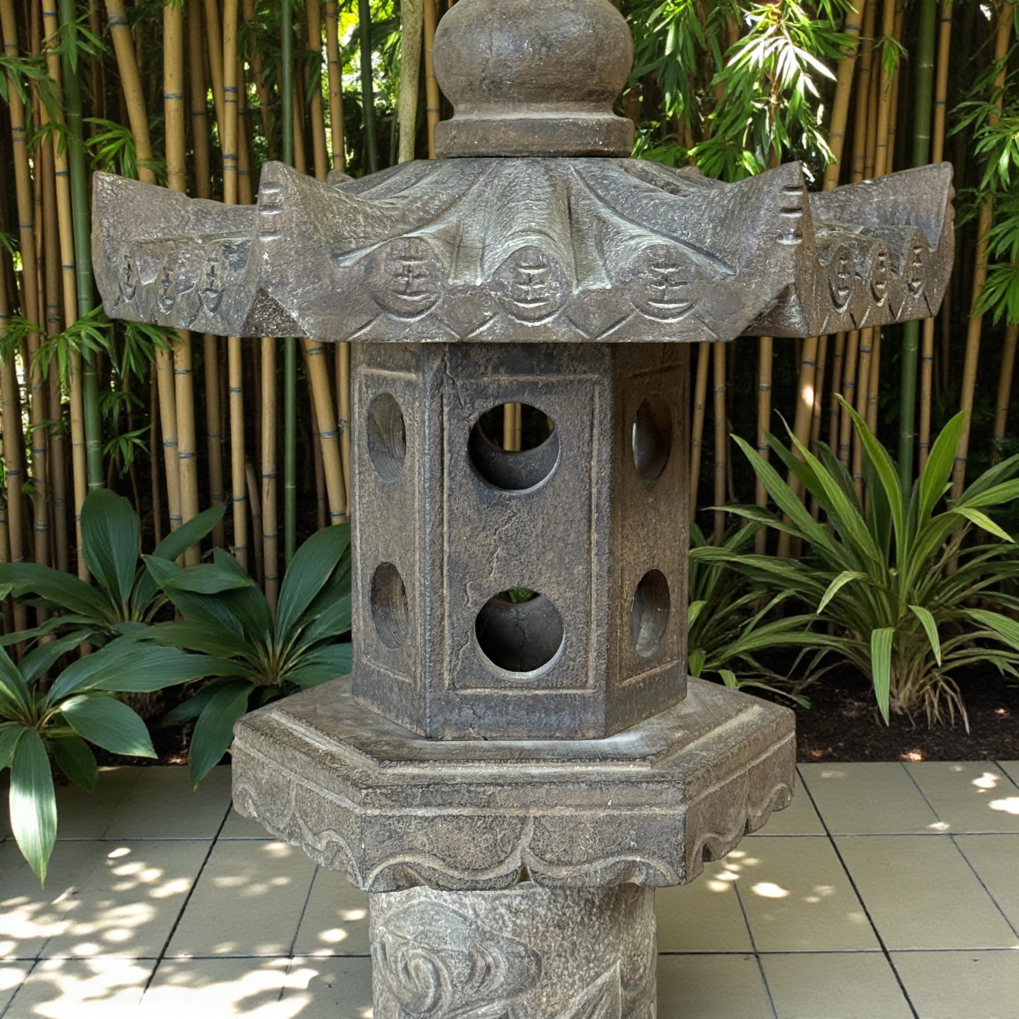 Asiatisches Geisterhaus – Steinlaterne mit Drachen umschlungen, Ahnenhaus