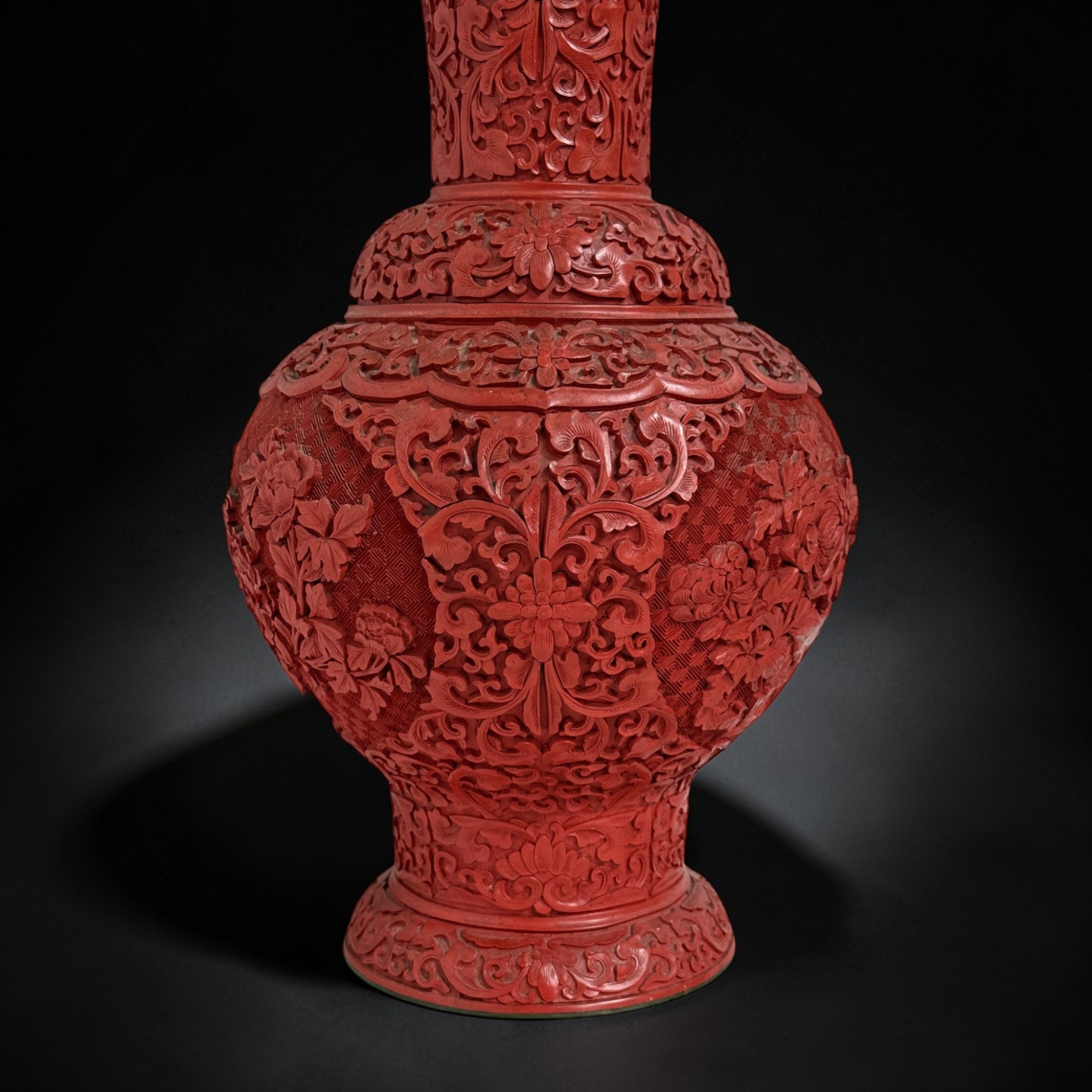 Chinesische Zinnoberlack-Vase – 38 cm, florale Schnitzerei, ca. 1990er Jahre
