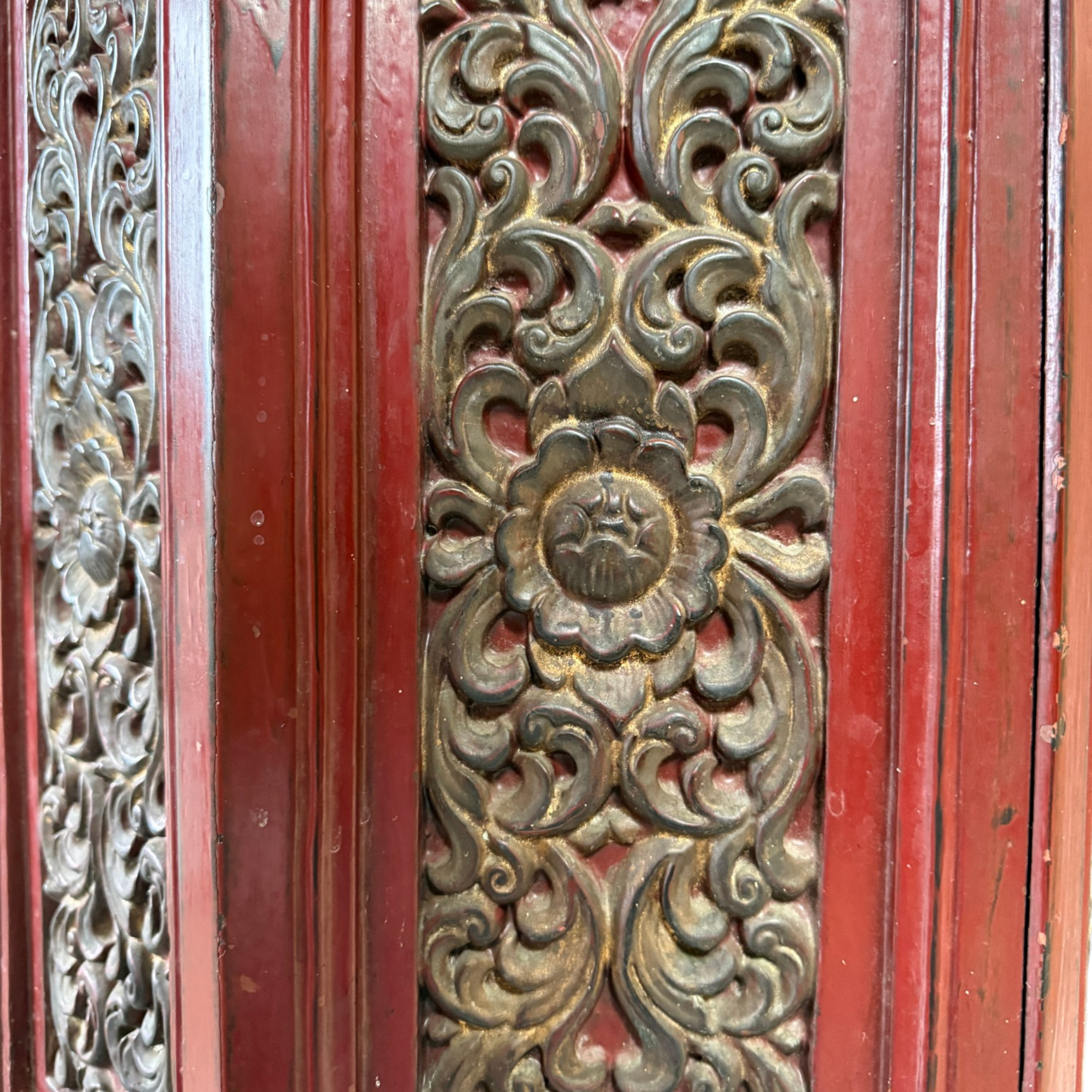 Alter chinesischer Beistellschrank Rot – Achteckig mit Schnitzereien 55cm