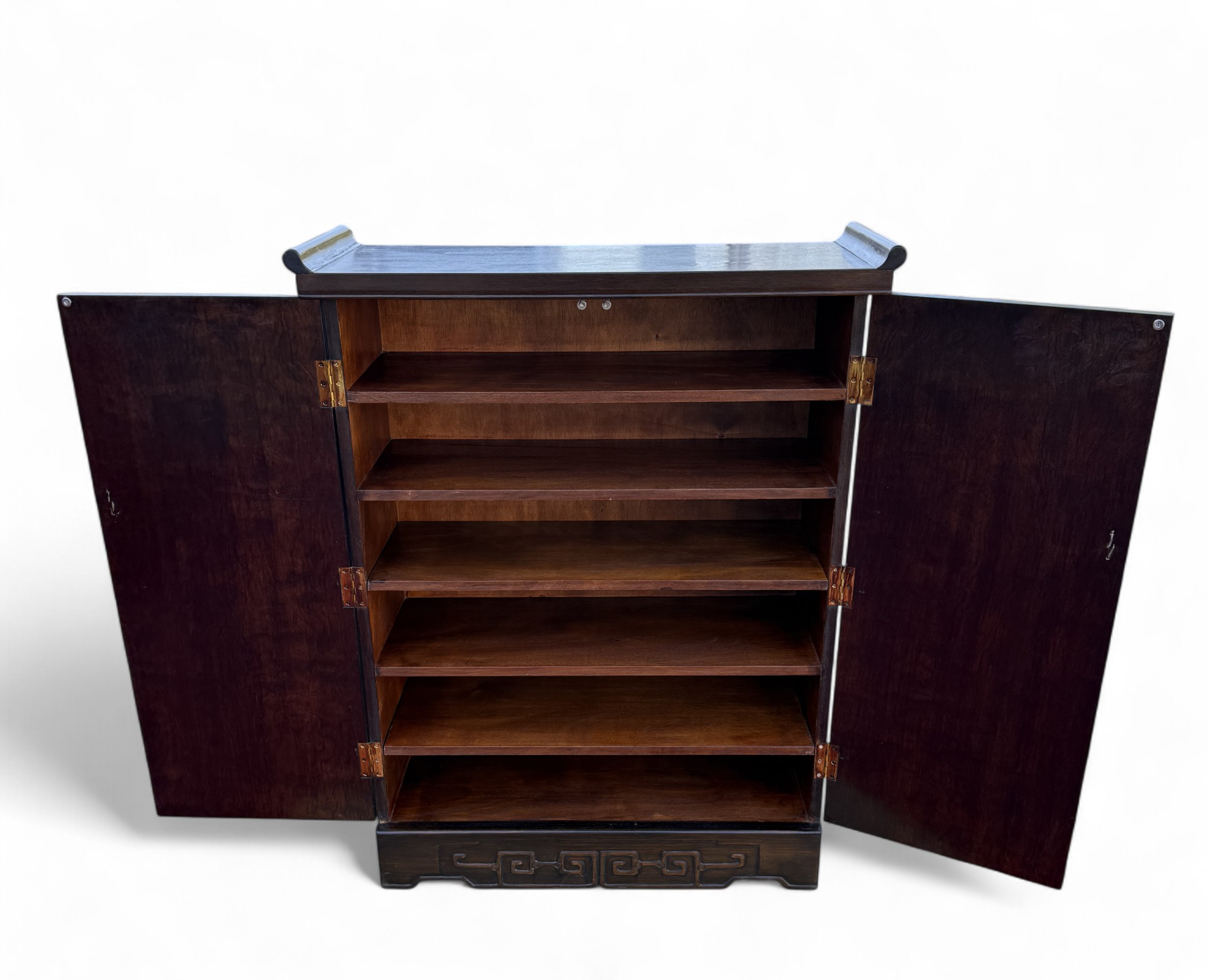 Chinesischer Schuhschrank mit Glückssymbolen – Holz, Messingbeschläge Chinesischer Schuhschrank mit Glückssymbolen – Holz, Messingbeschläge