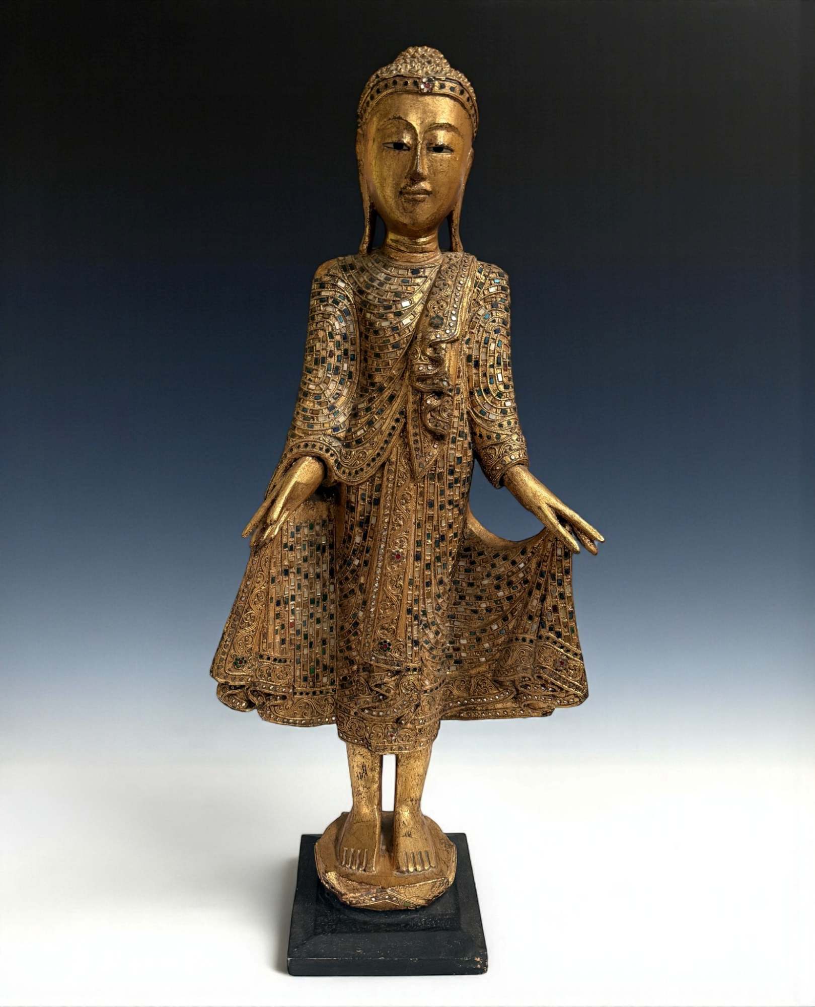Holz Buddha Skulptur mit Blattvergoldung - alt Holz Buddha Skulptur mit Blattvergoldung - alt