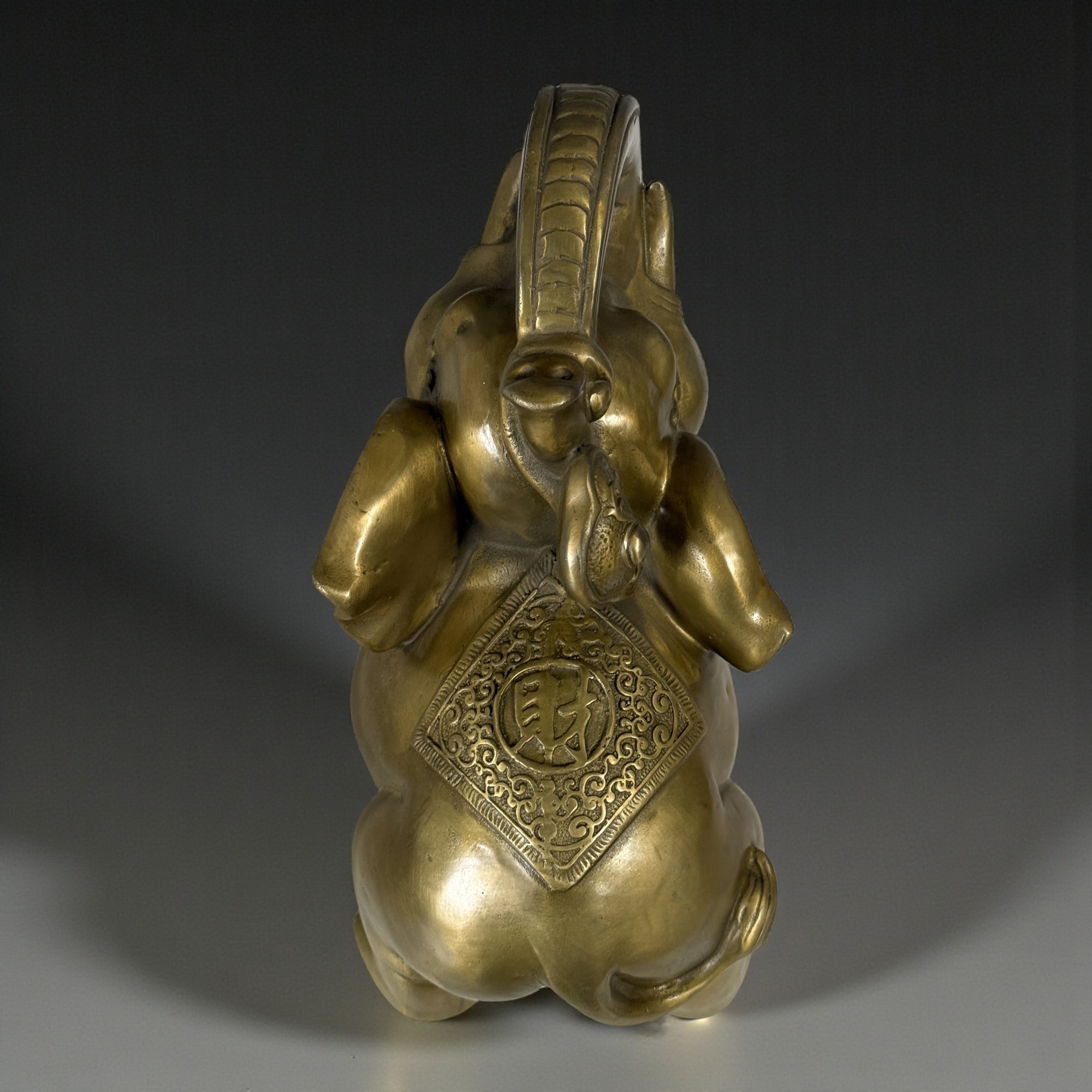 Glücksbringender Elefant aus Bronze mit Rüssel nach Oben