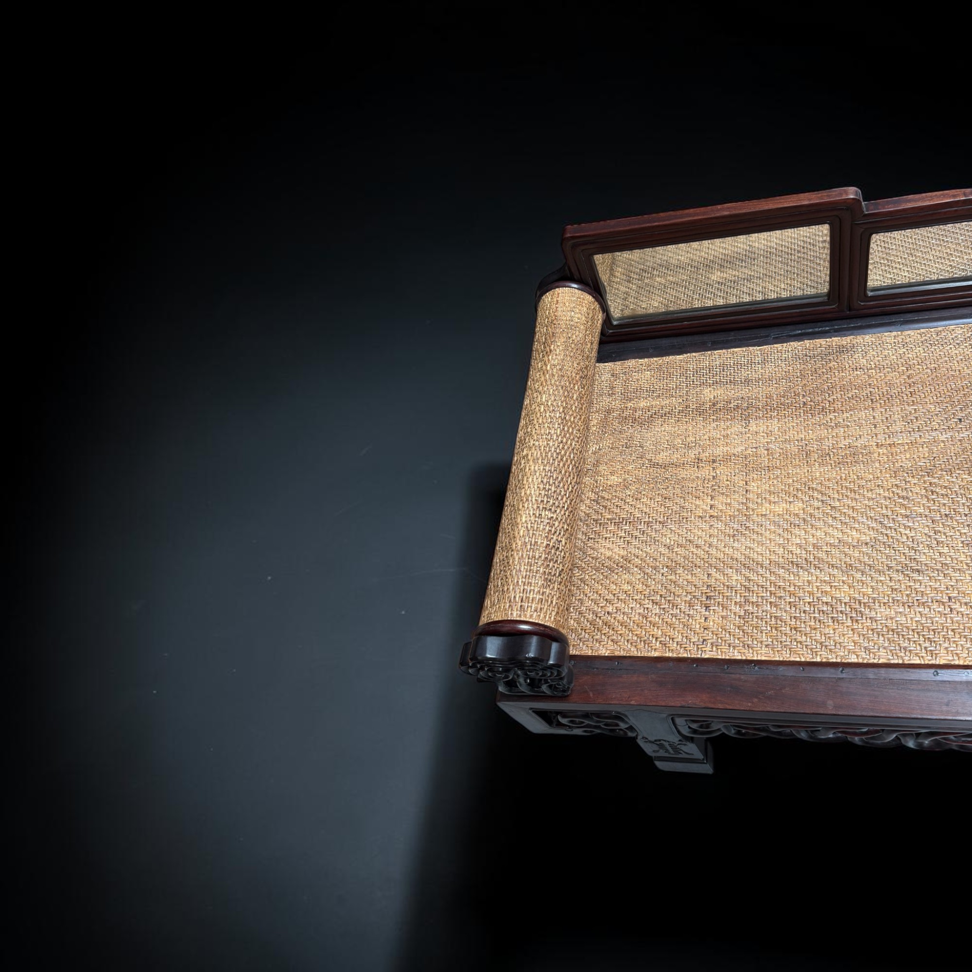 Altes chinesisches Tagesbett Daybed aus Hartholz mit Rattangeflecht