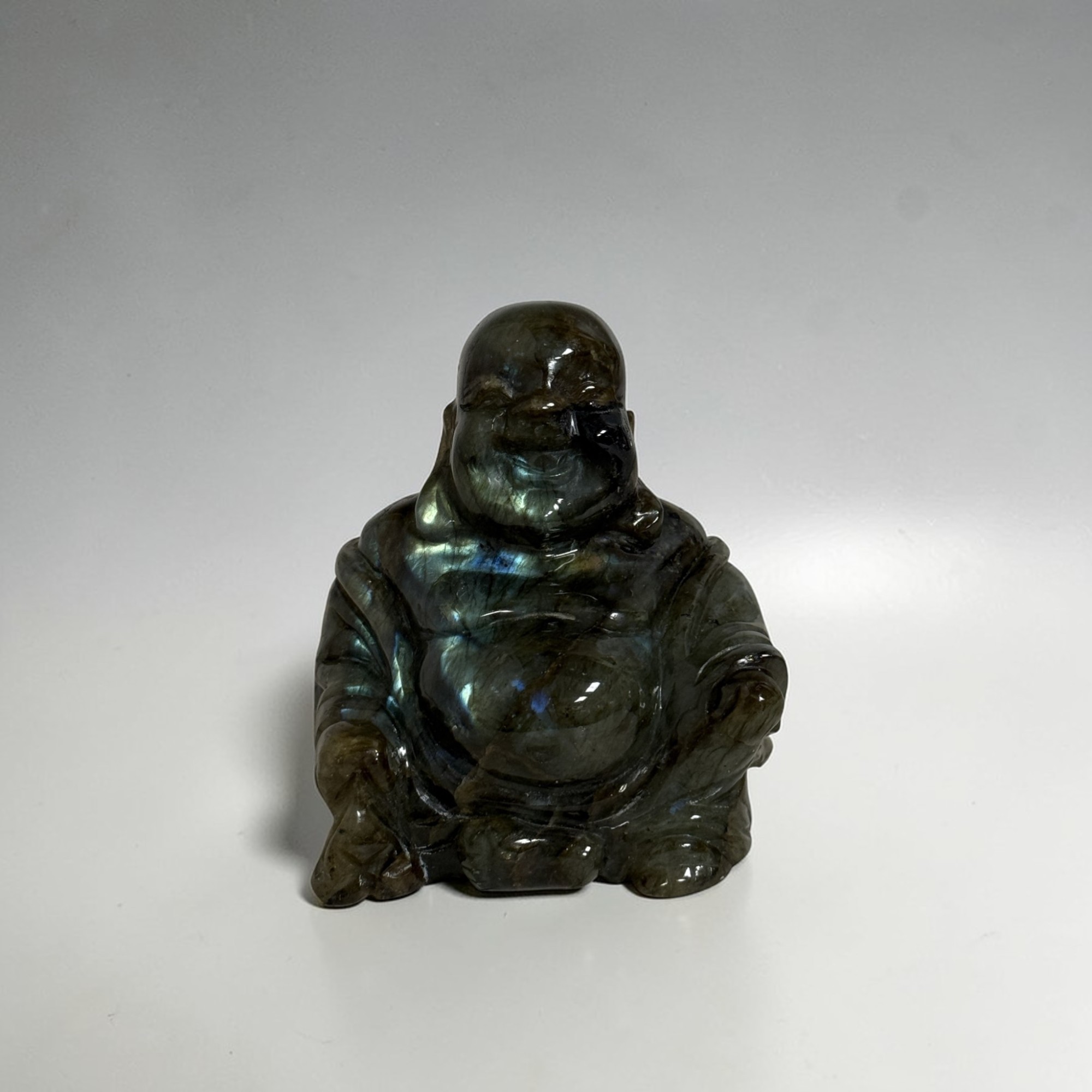 Happy Budai aus Labradorit – Glücksbuddha Edelstein Skulptur