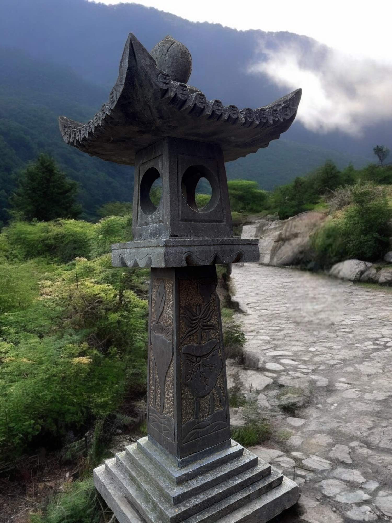 Geisterhaus Steinlaterne aus China mit Lotusblume
