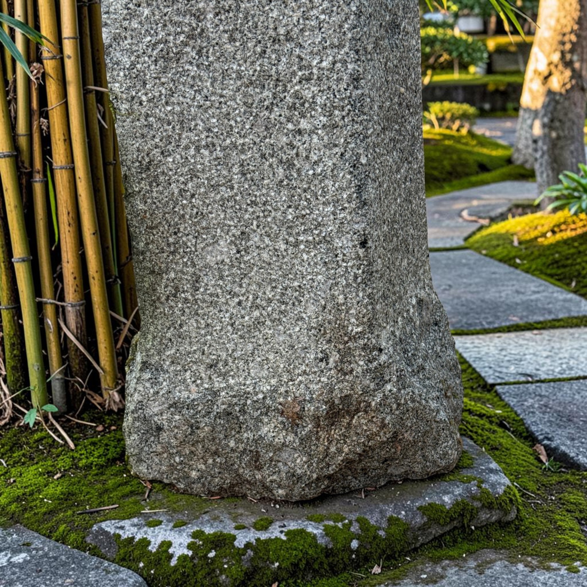 Alte Japanische Steinlaterne Granit 113cm - 5-teilig - Bemoost & Frostfest