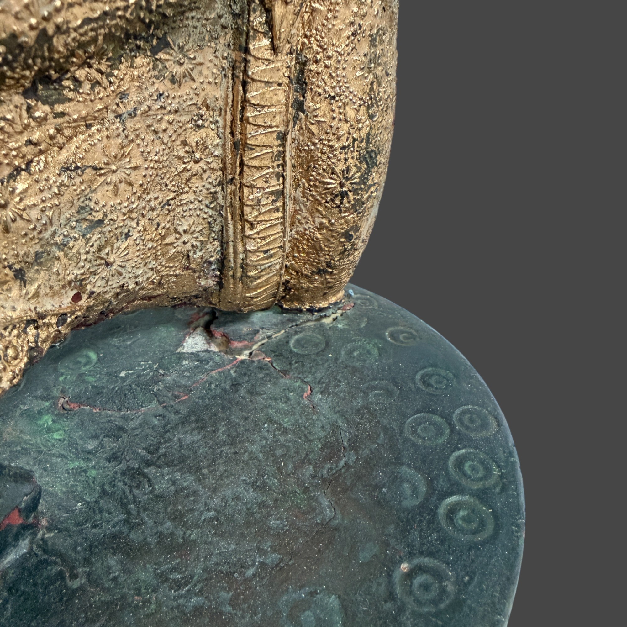 Thailand Tempeldiener Skulptur aus Bronze mit Lotusblume