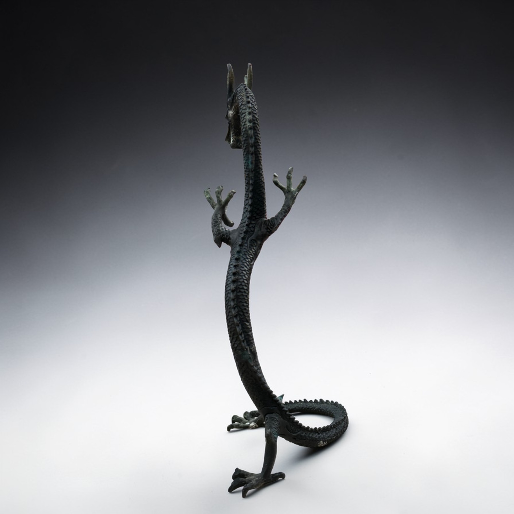 Bronze Drache China – Vierkralliger Mang-Drache mit Patina (41 cm)