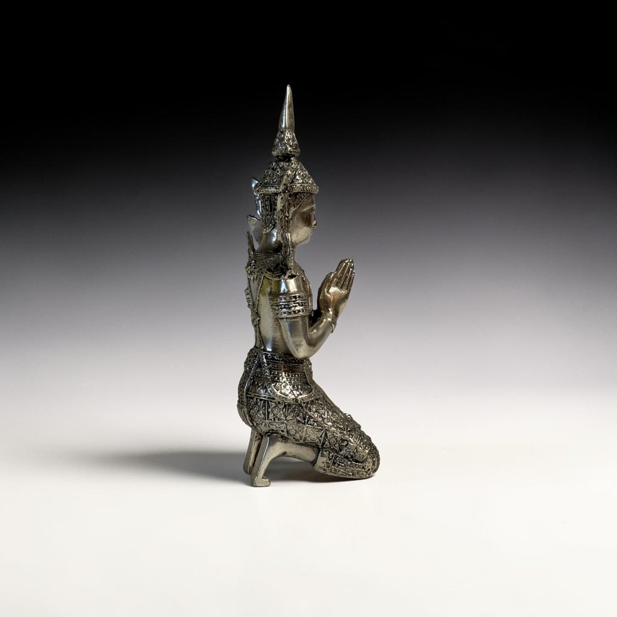 Thailand Tempelwächter aus Bronze – Kniende Thepphanom Figur (17,5 cm)