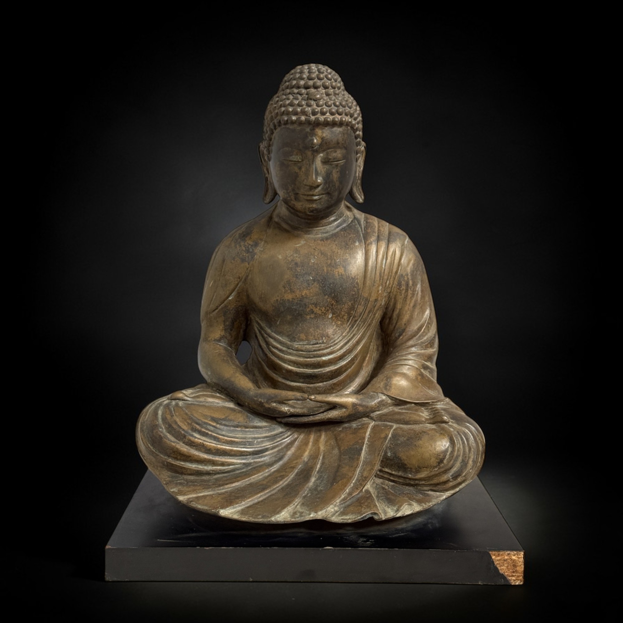 Daibutsu Kamakura Amida Buddha Bronze Skulptur auf Holzplatte – 41 cm
