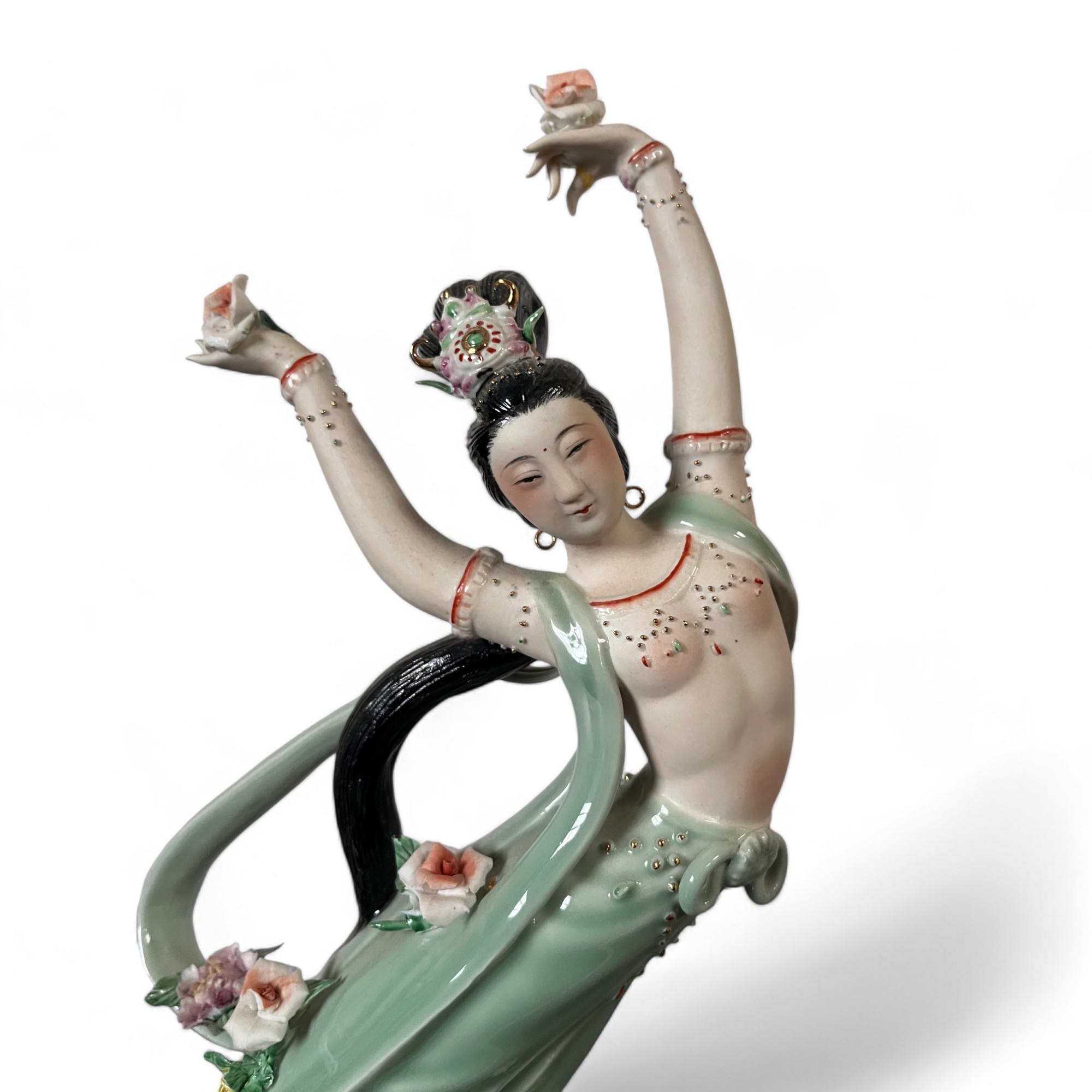 Buddha Figur Kwan-Yin aus Porzellan 47 cm groß