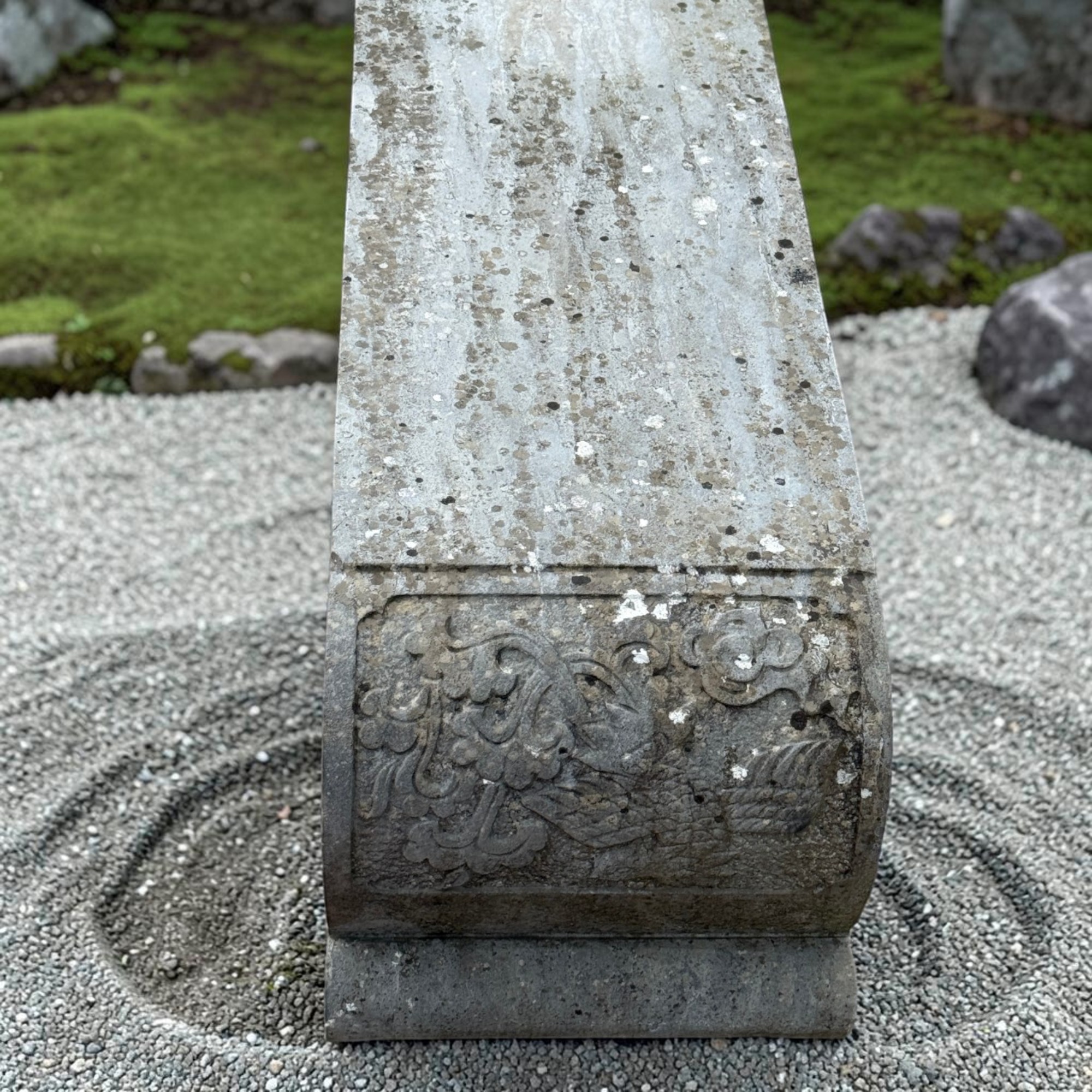 Bluestone Opiumbank mit Phönix-Relief – Alte Naturstein Gartenbank 120 cm