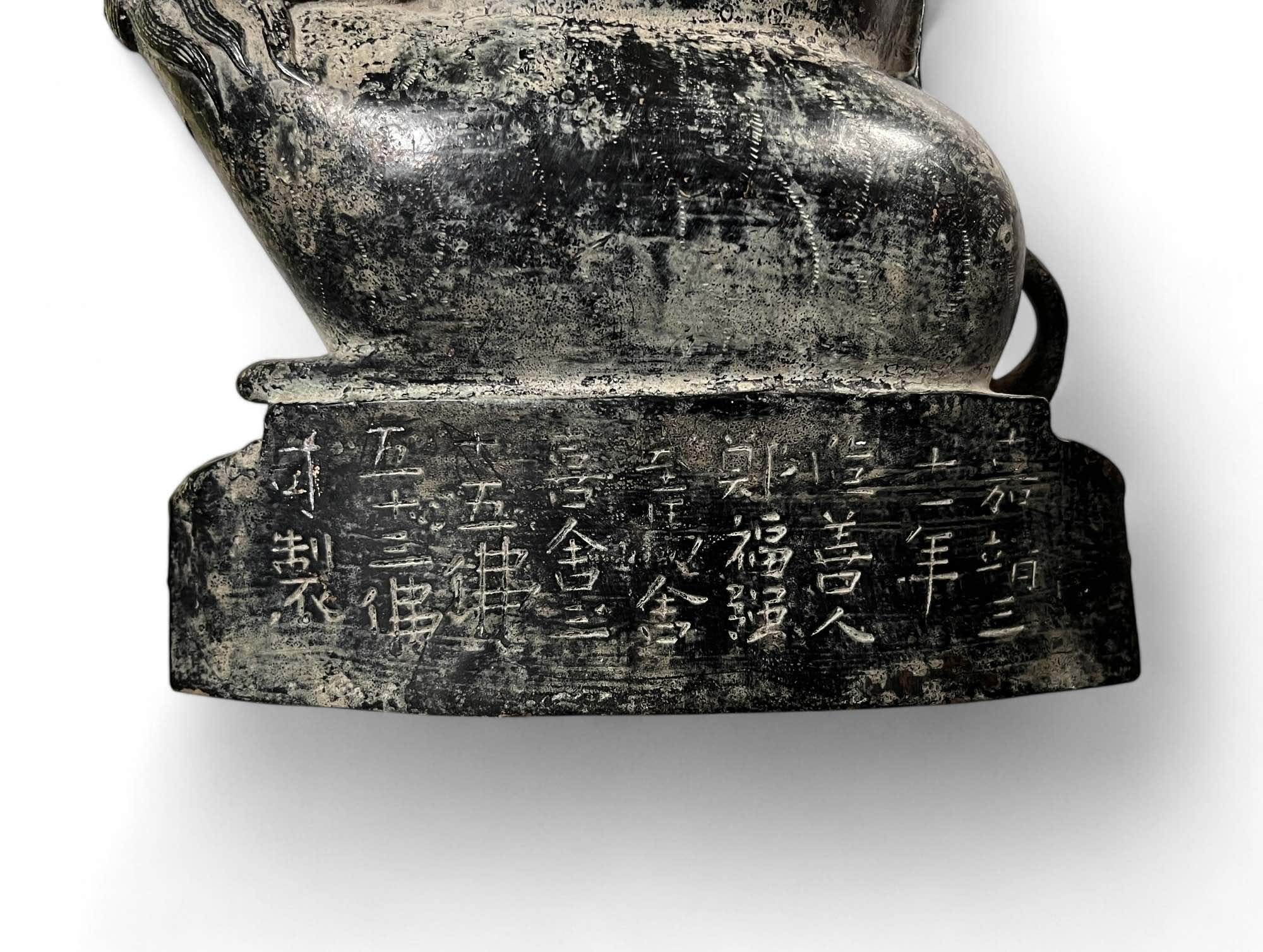 Guan Yin Skulptur auf Drachenlöwe, China Guan Yin Skulptur auf Drachenlöwe, China