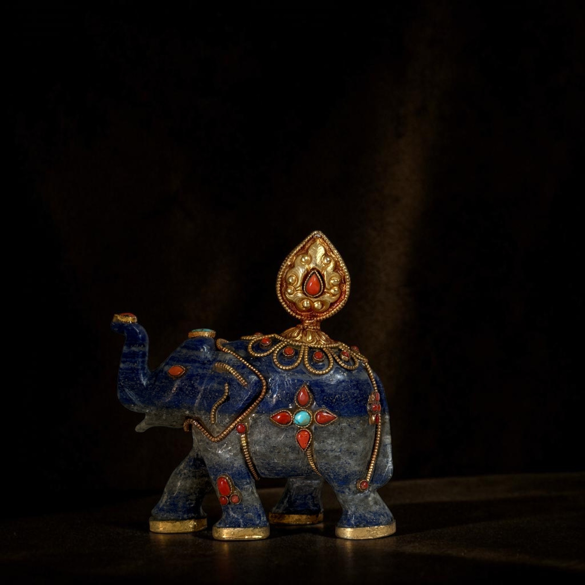 Lapislazuli Elefant „Glücksbringer“ mit flammendem Juwel – Feuervergoldet – Nepal