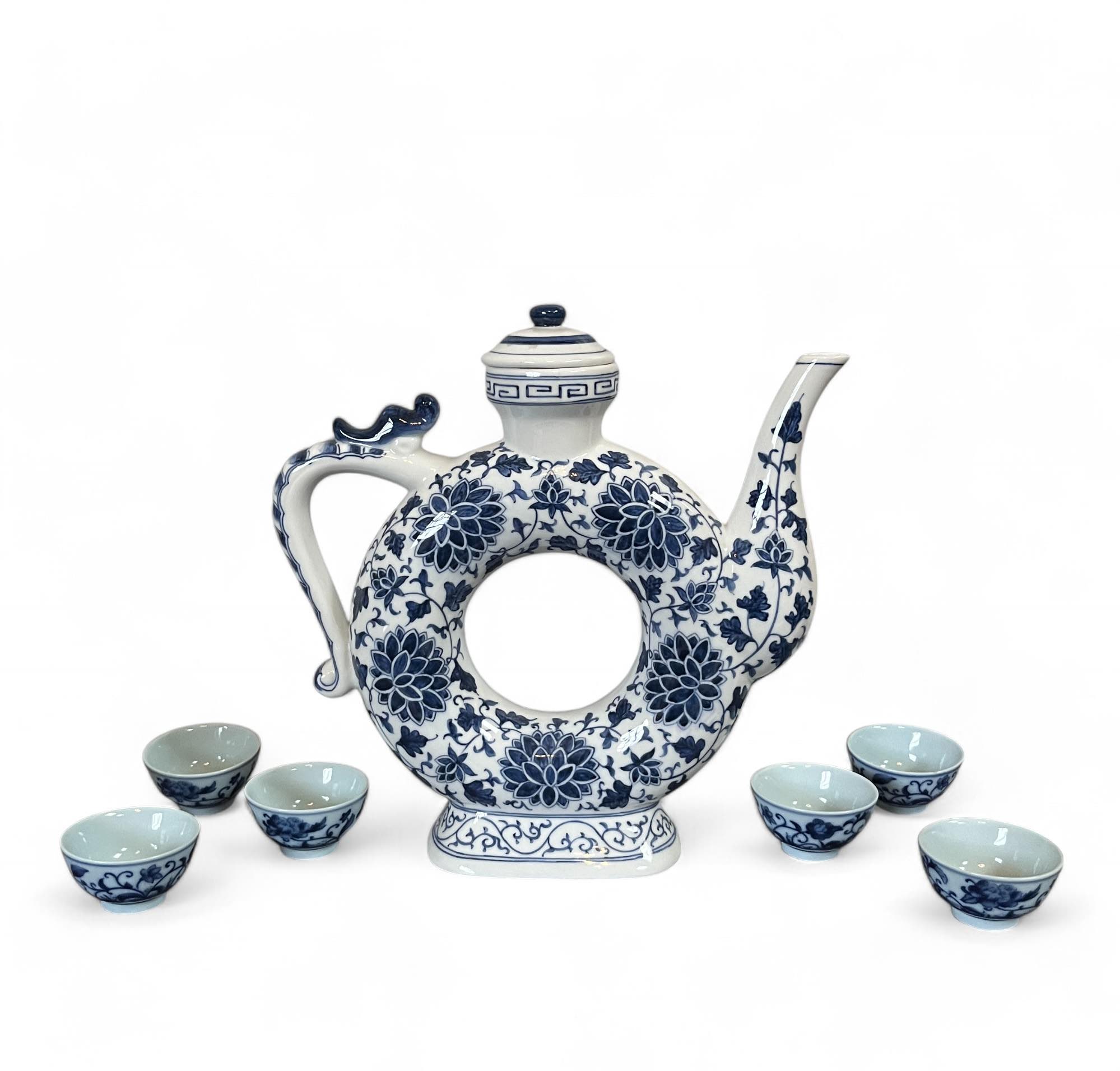 China Teeschalen mit Lotusblumen Kanne aus Porzellan