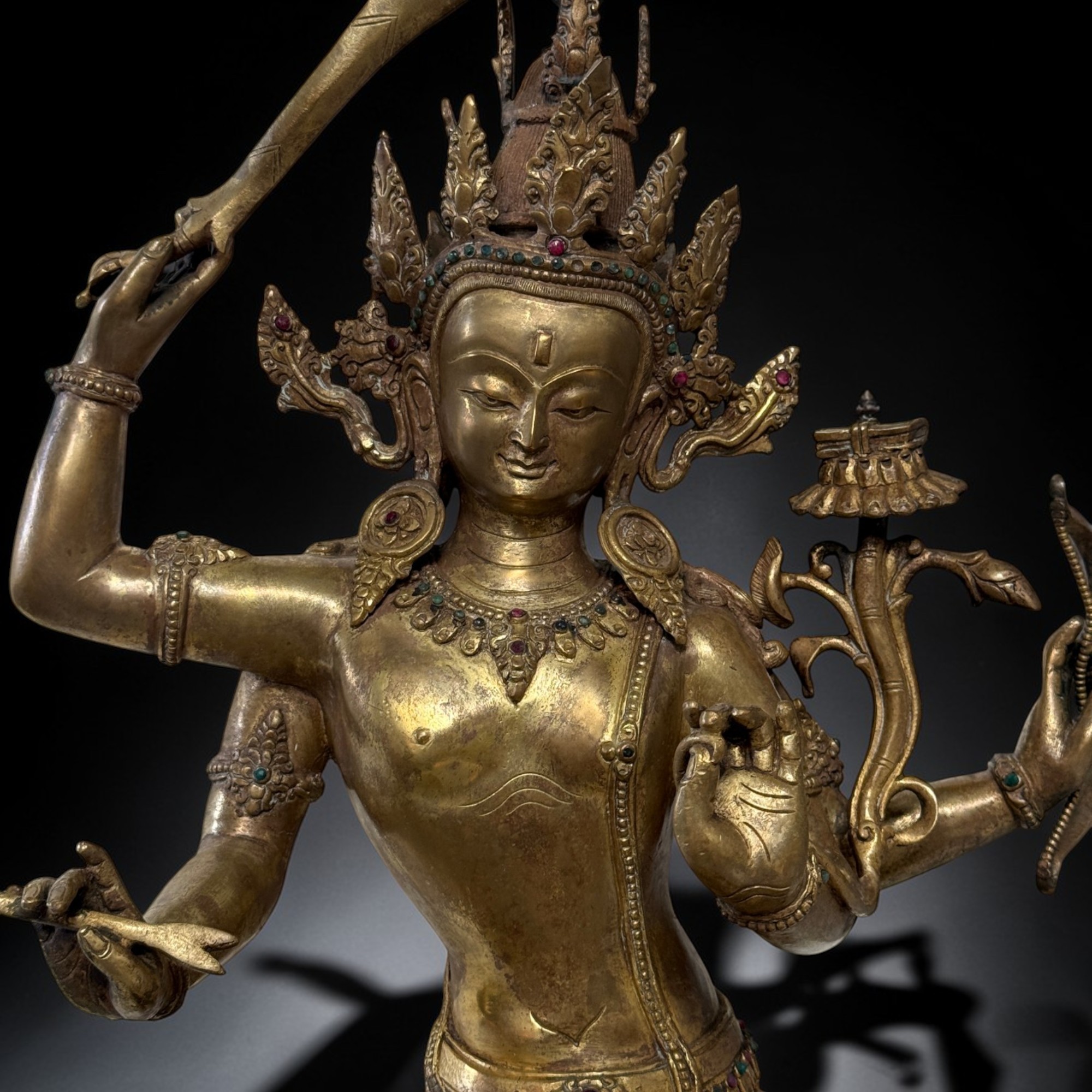 Vergoldete Manjsuhri Statue Bodhisattva mit Rubin & Türkis