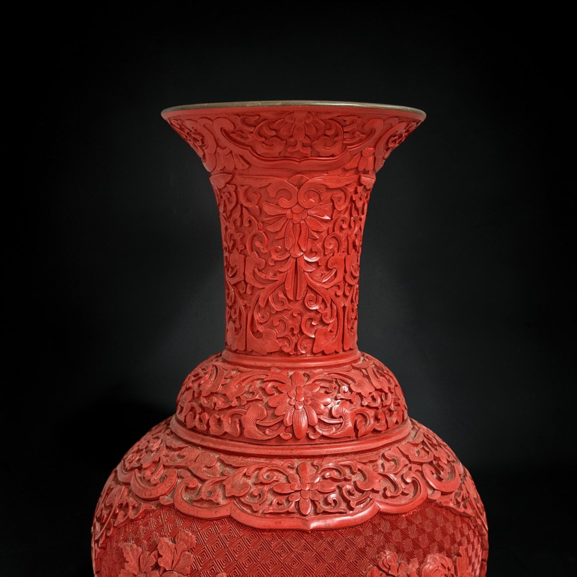 Chinesische Zinnoberlack-Vase – 38 cm, florale Schnitzerei, ca. 1990er Jahre