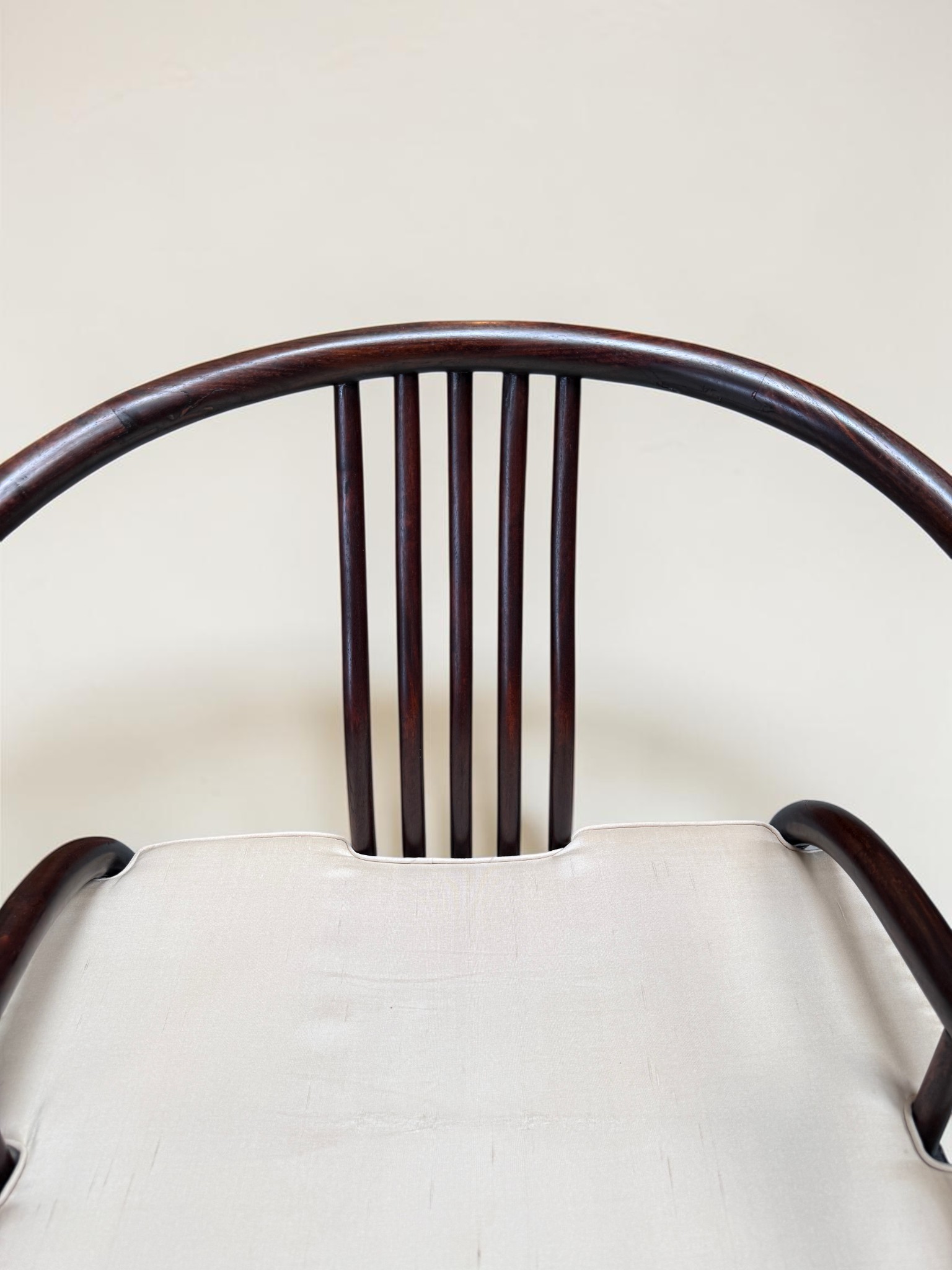 Alter chinesischer Sessel Quanyi mit Hufeisenlehne